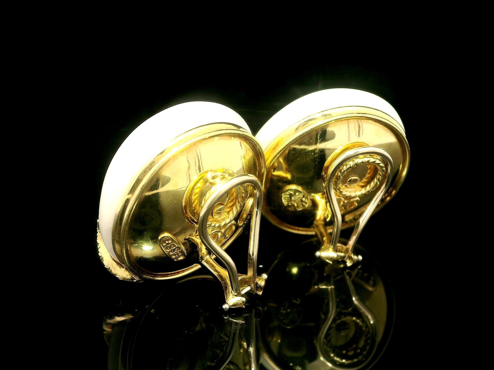 Taille cabochon Boucles d'oreilles clips en or blanc 18 carats avec corail et diamants. en vente