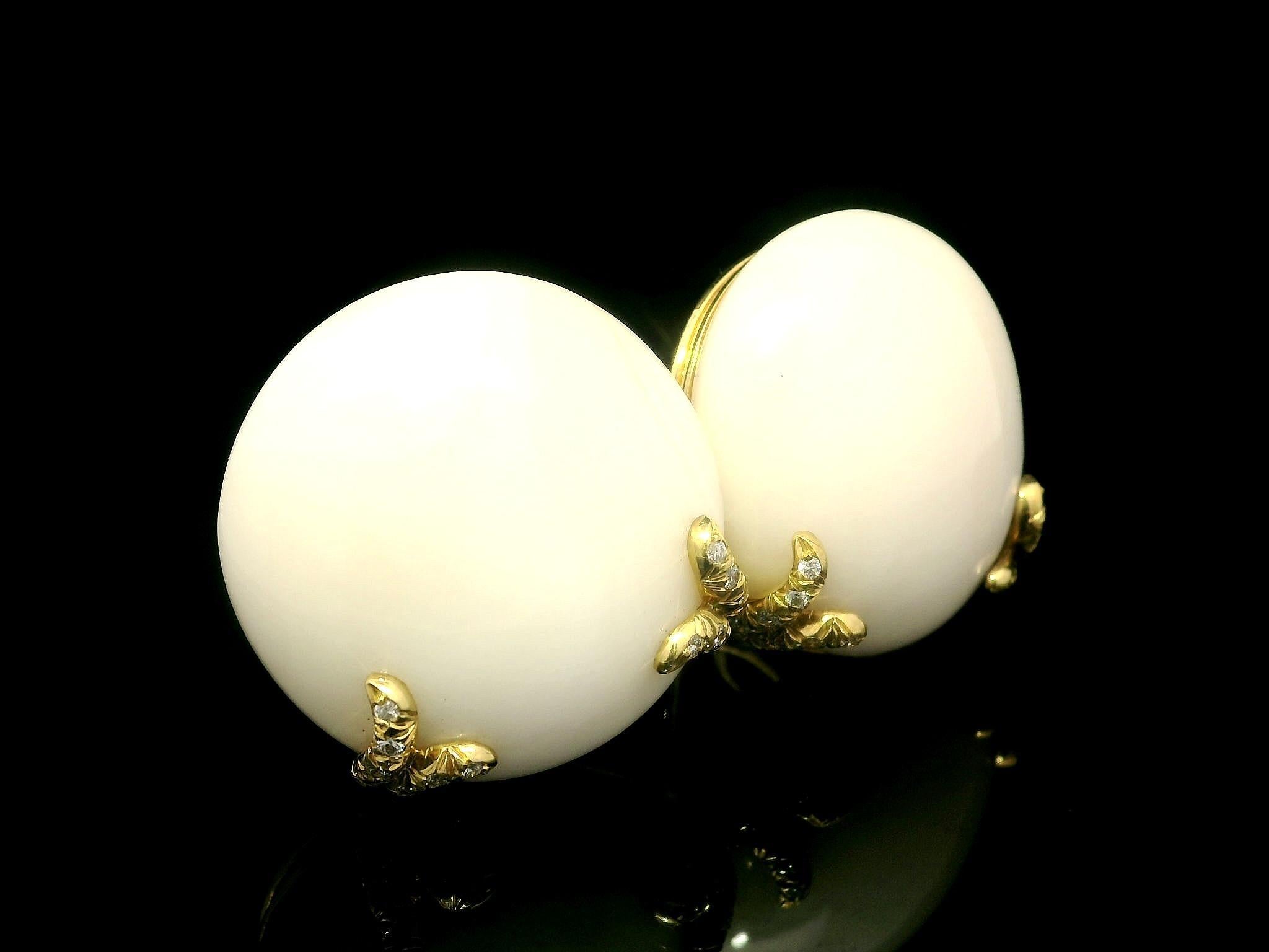 Boucles d'oreilles clips en or blanc 18 carats avec corail et diamants. Excellent état - En vente à Montclair, NJ