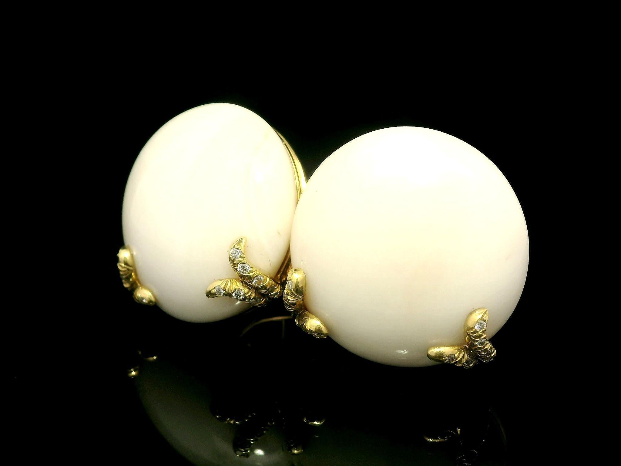 Boucles d'oreilles clips en or blanc 18 carats avec corail et diamants. en vente 1