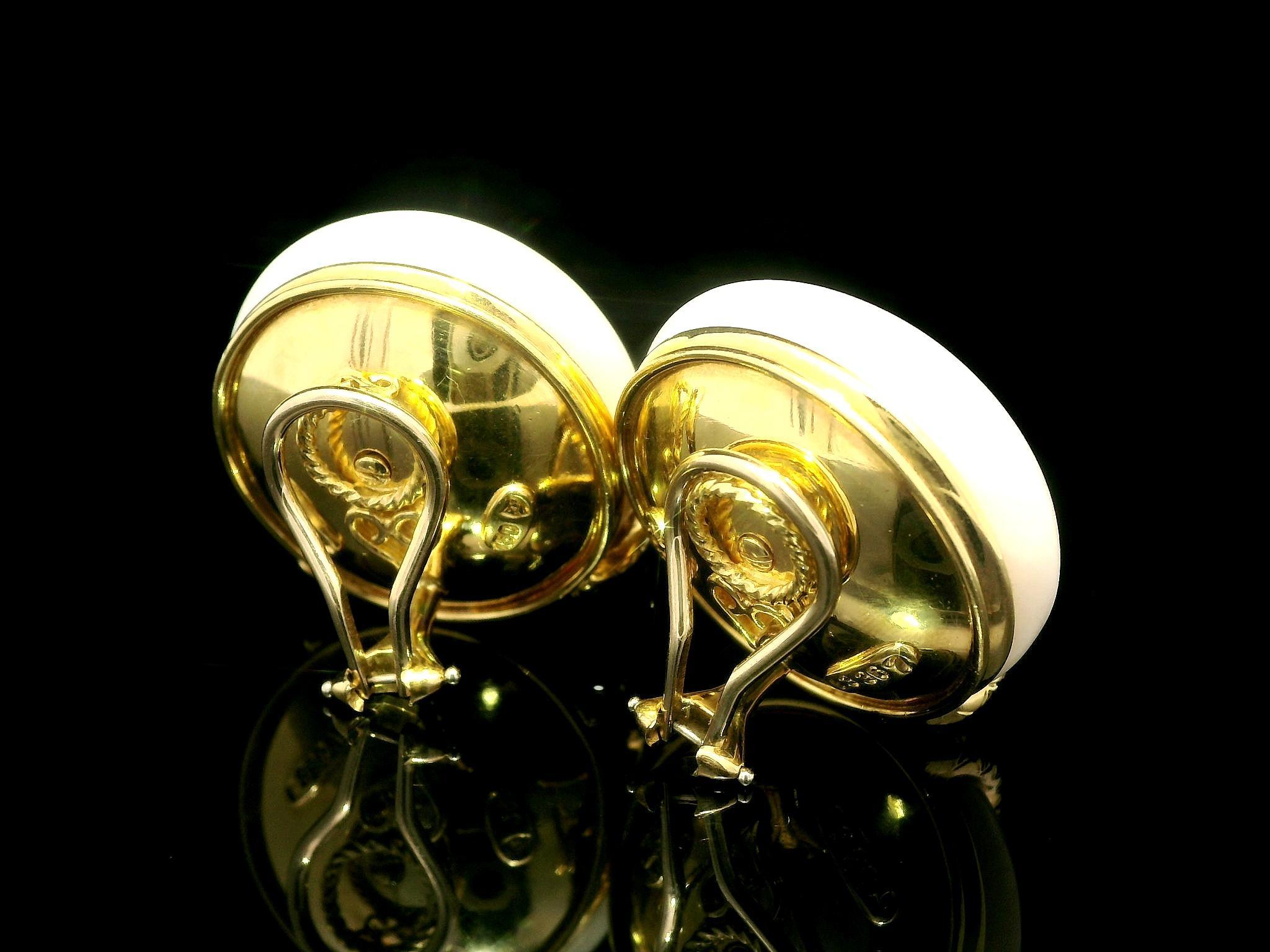 Boucles d'oreilles clips en or blanc 18 carats avec corail et diamants. en vente 3