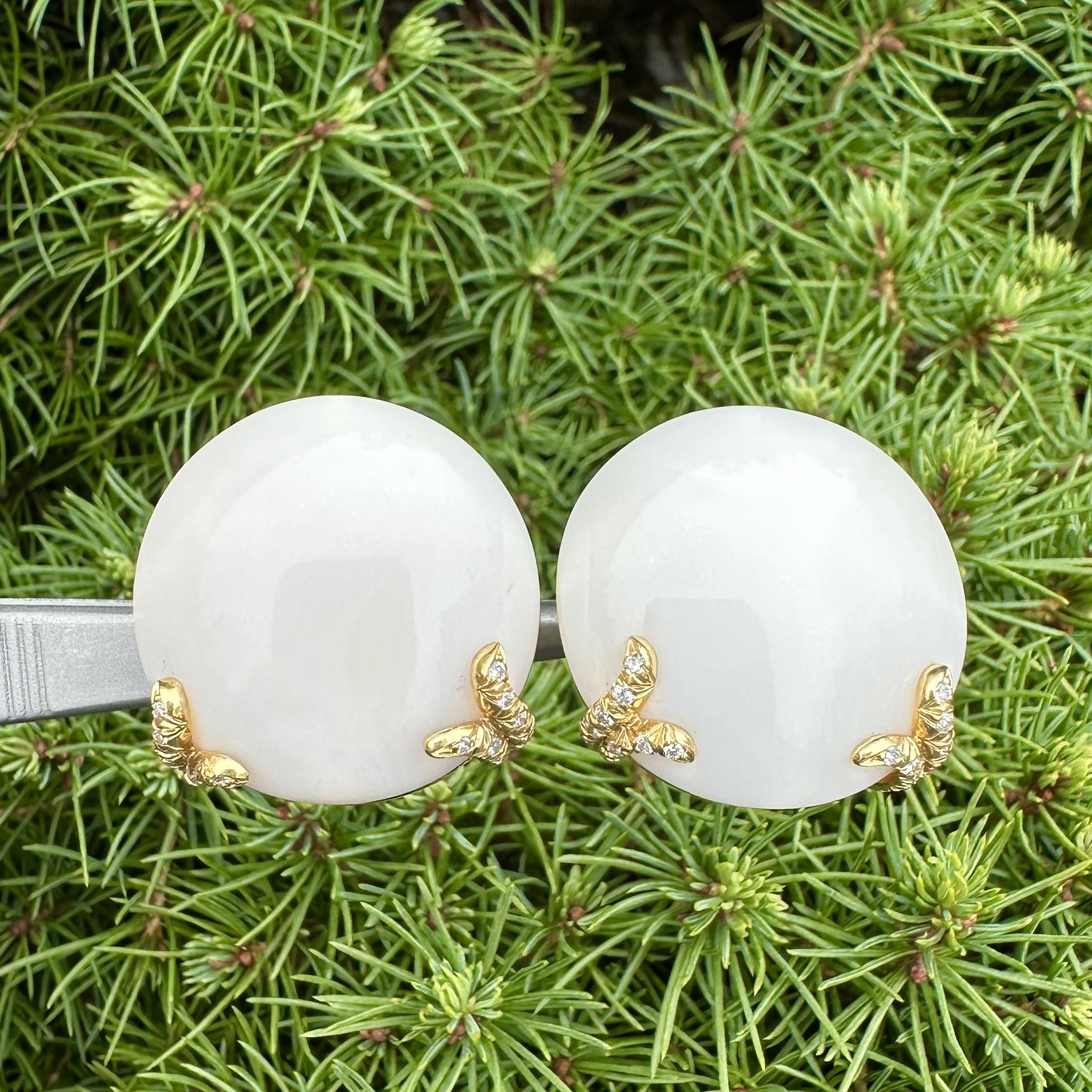 Boucles d'oreilles clips en or blanc 18 carats avec corail et diamants. en vente 4
