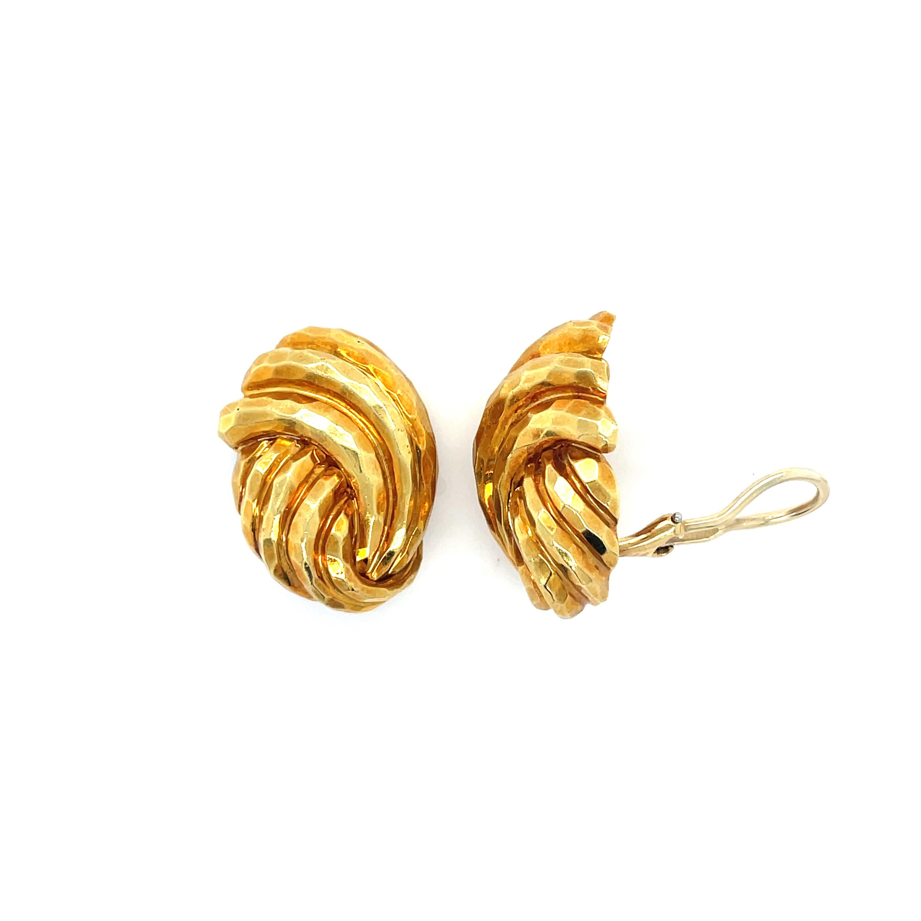 These 18 karat gold earclips by Henry Dunay are a classic! In a knot motif design and hammered finish, these are perfect for everyday wear. 

Stamp: Dunay 18K
Gross weight: 26.70 grams
Measurements: 1 inch long, 3/4 inch wide