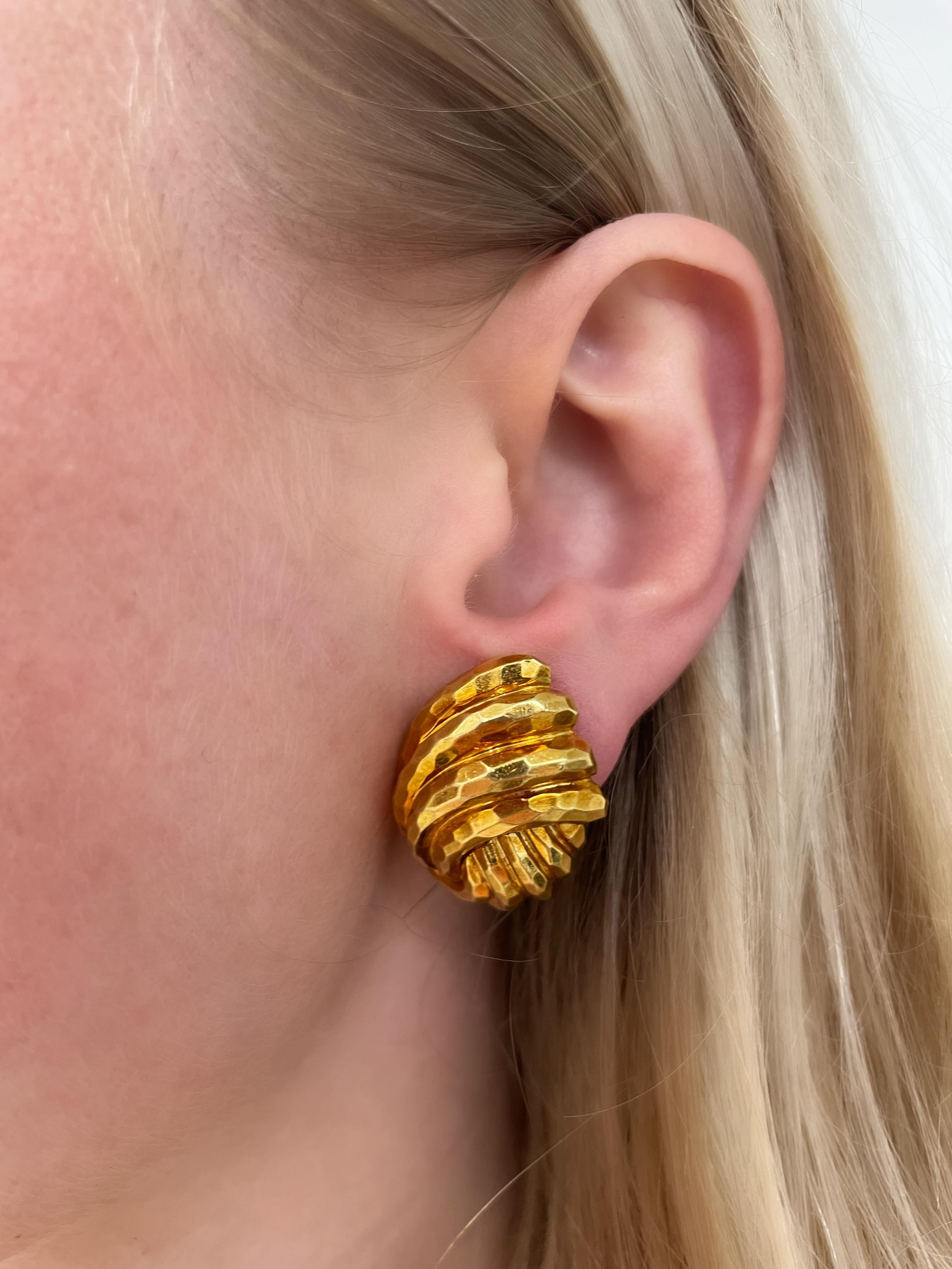 Henry Dunay 18K Hammered Gold Knot Earrings In Excellent Condition For Sale In Chicago, IL