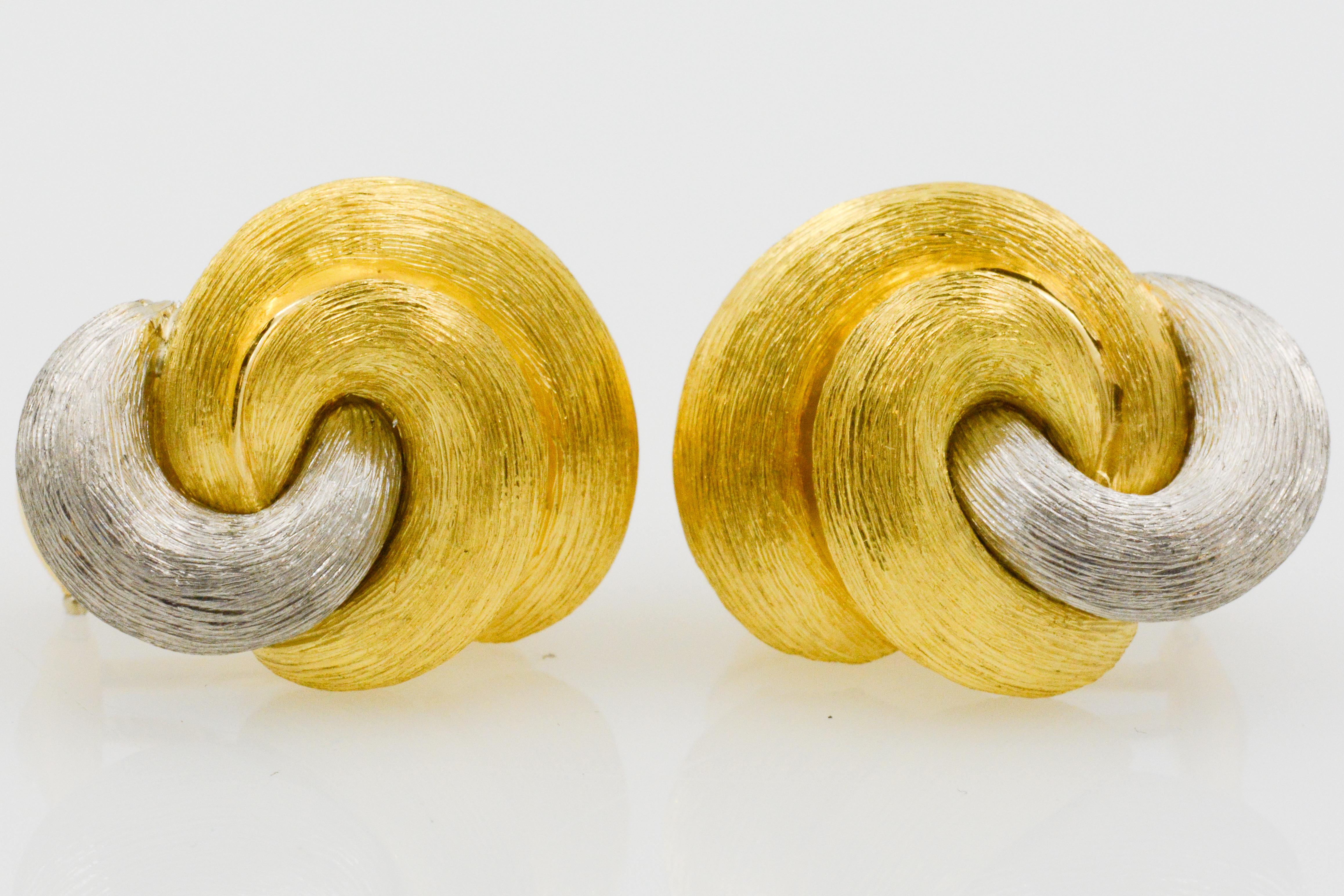 These charming Henry Dunay earrings have a knot design, mixing 18k yellow and white gold. The earrings have a satin finish with omega clip backs and are true to Dunay’s sabi inspiration. 