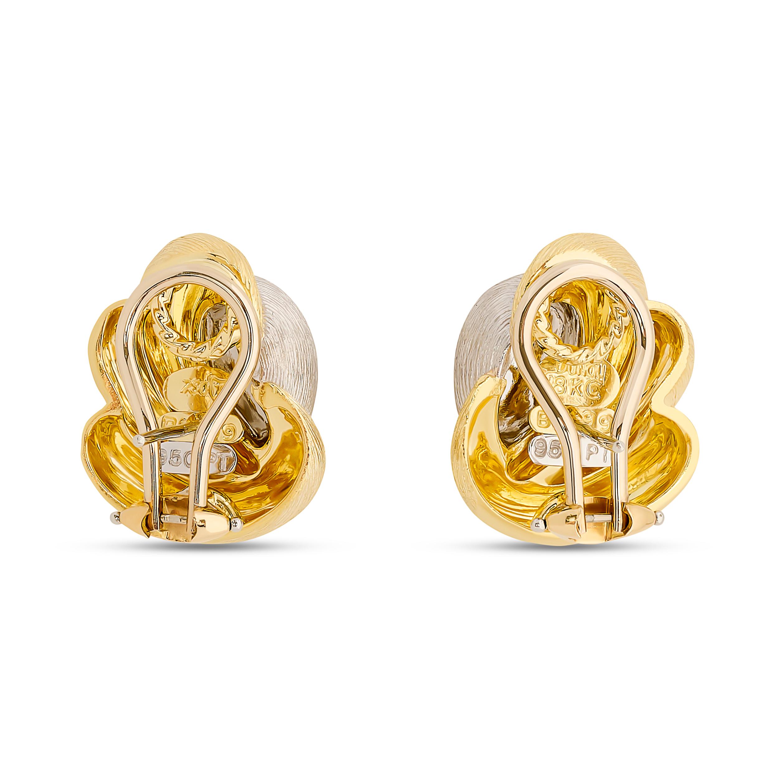 Questi eleganti orecchini Henry Dunay sono caratterizzati da un sofisticato design a spirale in oro giallo 18 carati testurizzato, che abbraccia un centro in platino testurizzato a contrasto.

Realizzato in oro 18 carati e platino.
Timbro: 