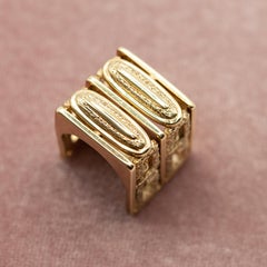 Henry Dunay – Auffälliger Ring im architektonischen Stil aus 18-karätigem Gelbgold