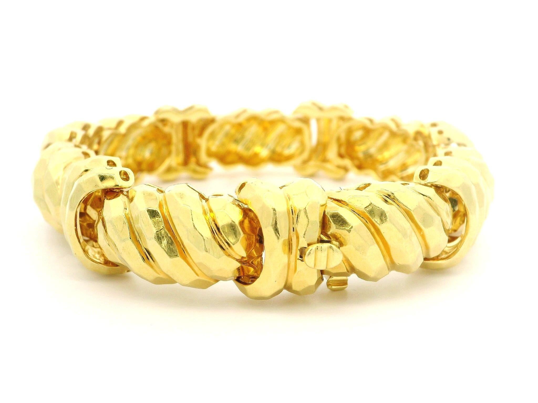 MATERIAL : Or jaune massif 18K 
Poids : 86,55 grammes
Type de chaîne : Maillon martelé à facettes
Longueur de la chaîne : Mesure 7.5 pouces à la règle. S'adapte confortablement à un poignet de 6,75 pouces (ajusté sur un poignet).
Fermoir : Fermoir à