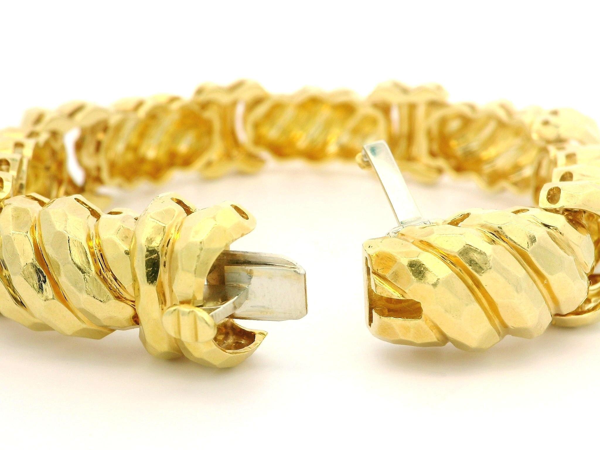 Henry Dunay Bracelet à maillons lourds en or jaune 18 carats, finition martelée à facettes audacieuse Pour femmes en vente