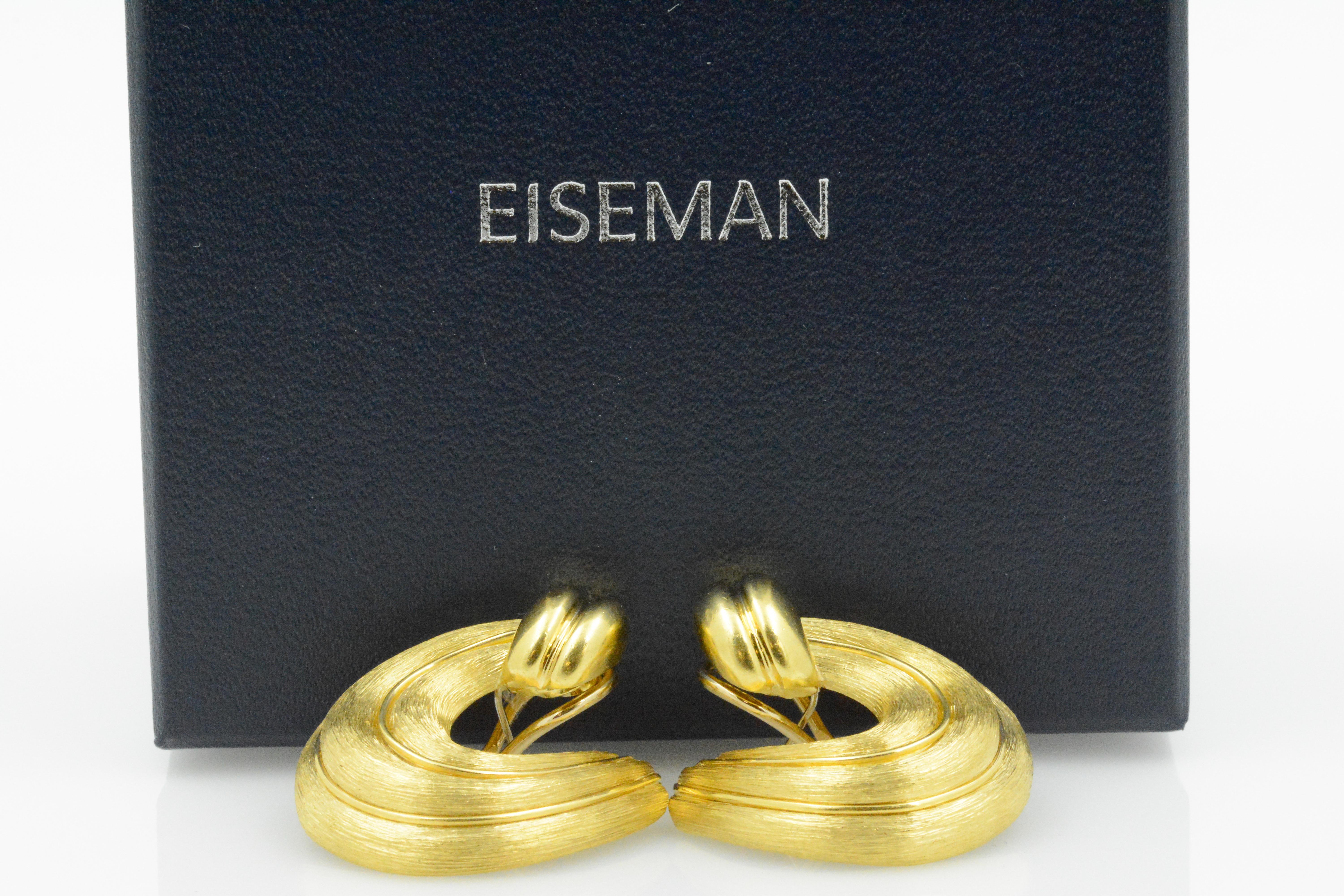 18k yellow gold Henry Dunay clip earrings with a textured “J” design and polished ribbed top. These earrings can be worn on either ear displaying a “J” or outward swoop design. 