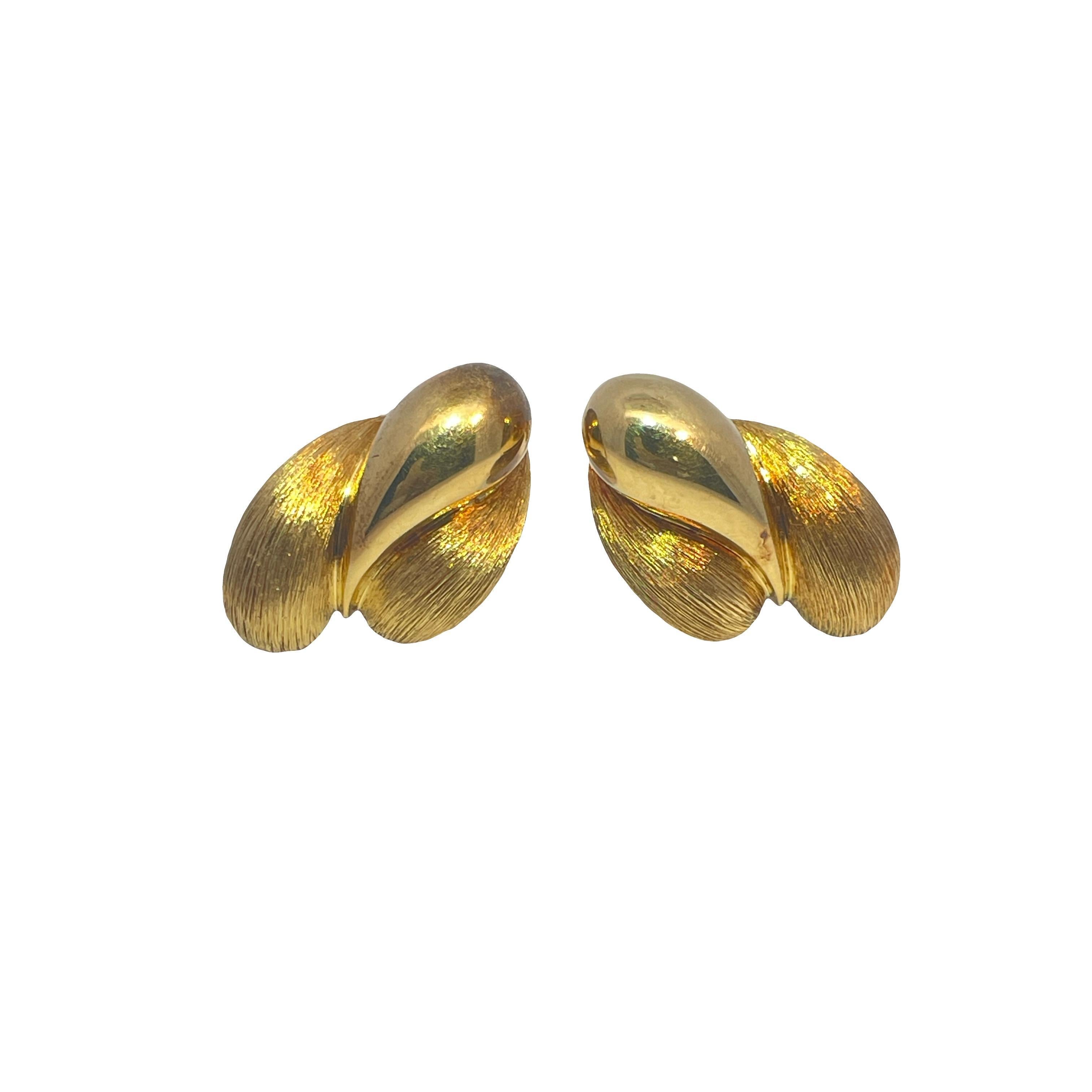 Eleva la tua collezione di gioielli con questi squisiti orecchini in tonalità oro, realizzati magistralmente dal rinomato designer Henry Dunay. Realizzati in lussuoso oro giallo 18 carati, questi orecchini pesano ben 23,4 grammi, assicurando una