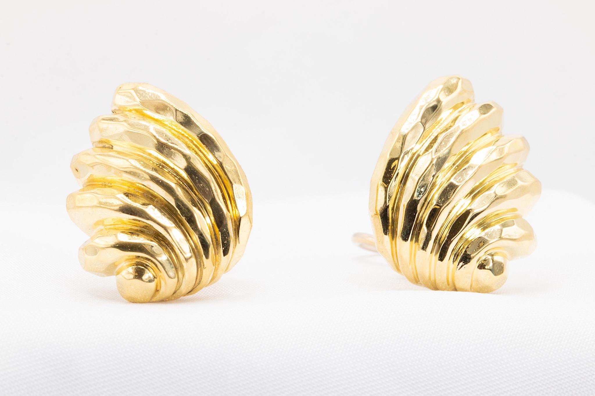 Henry Dunay 18K Yellow Gold Hammered Ribbed Earrings

These stunning Henry Dunay earrings are crafted in 18K yellow gold and showcase a beautiful hammered and ribbed design. Weighing 15.7 grams and measuring 1 inch in length and 0.75 inches in