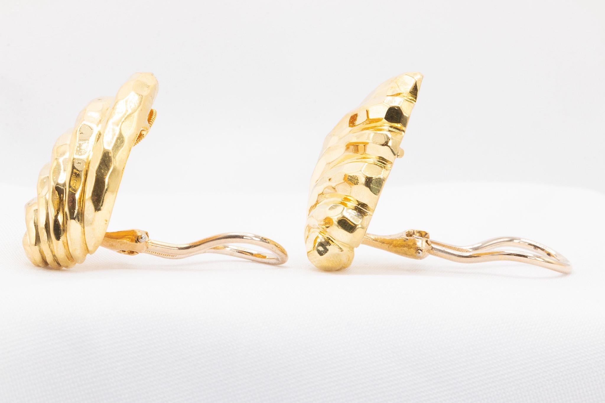 Henry Dunay 18k Yellow Gold Hammered and Ribbed Clip-On Earrings In Good Condition For Sale In Houston, TX