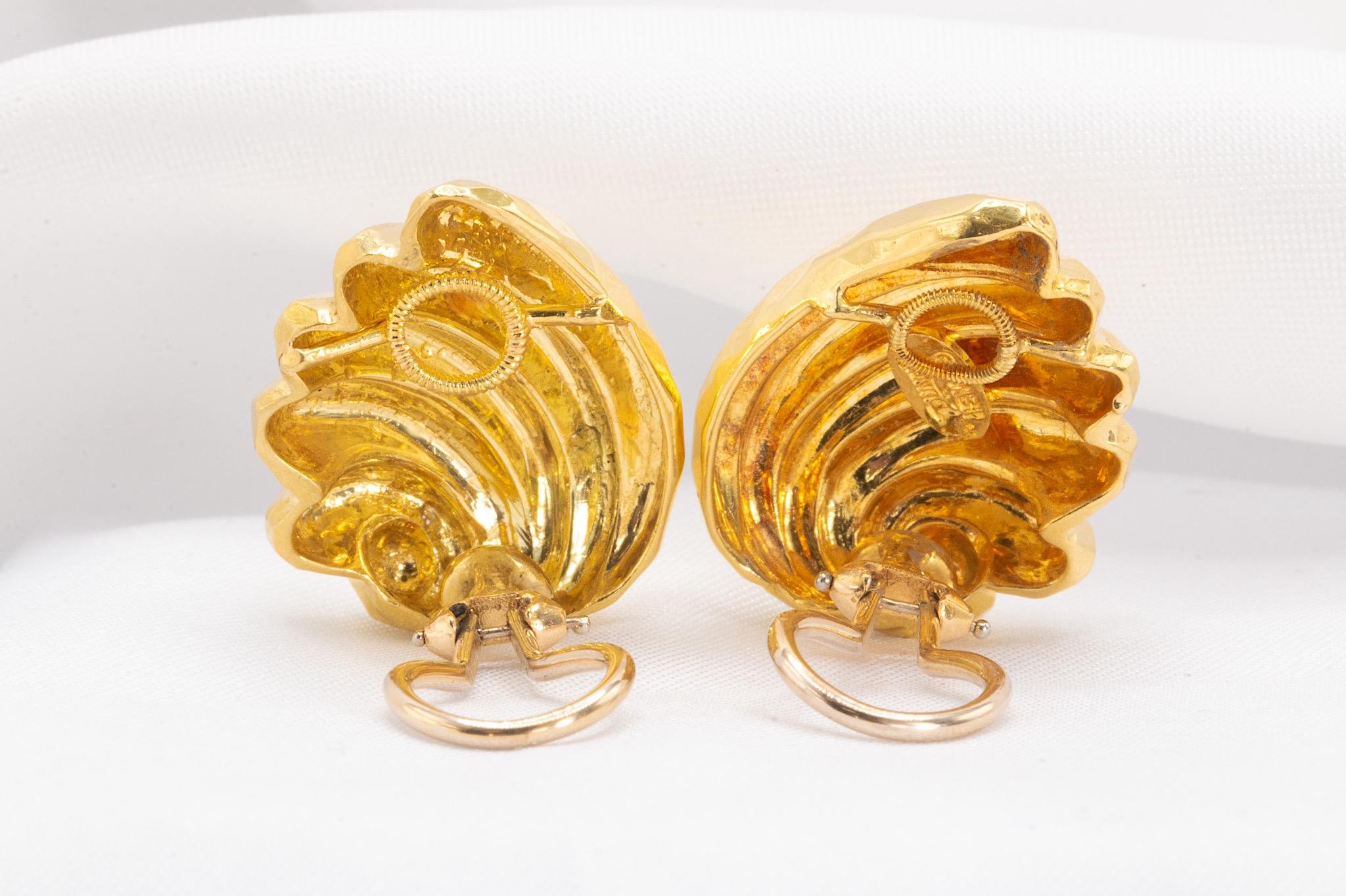 Women's Henry Dunay 18k Yellow Gold Hammered and Ribbed Clip-On Earrings For Sale