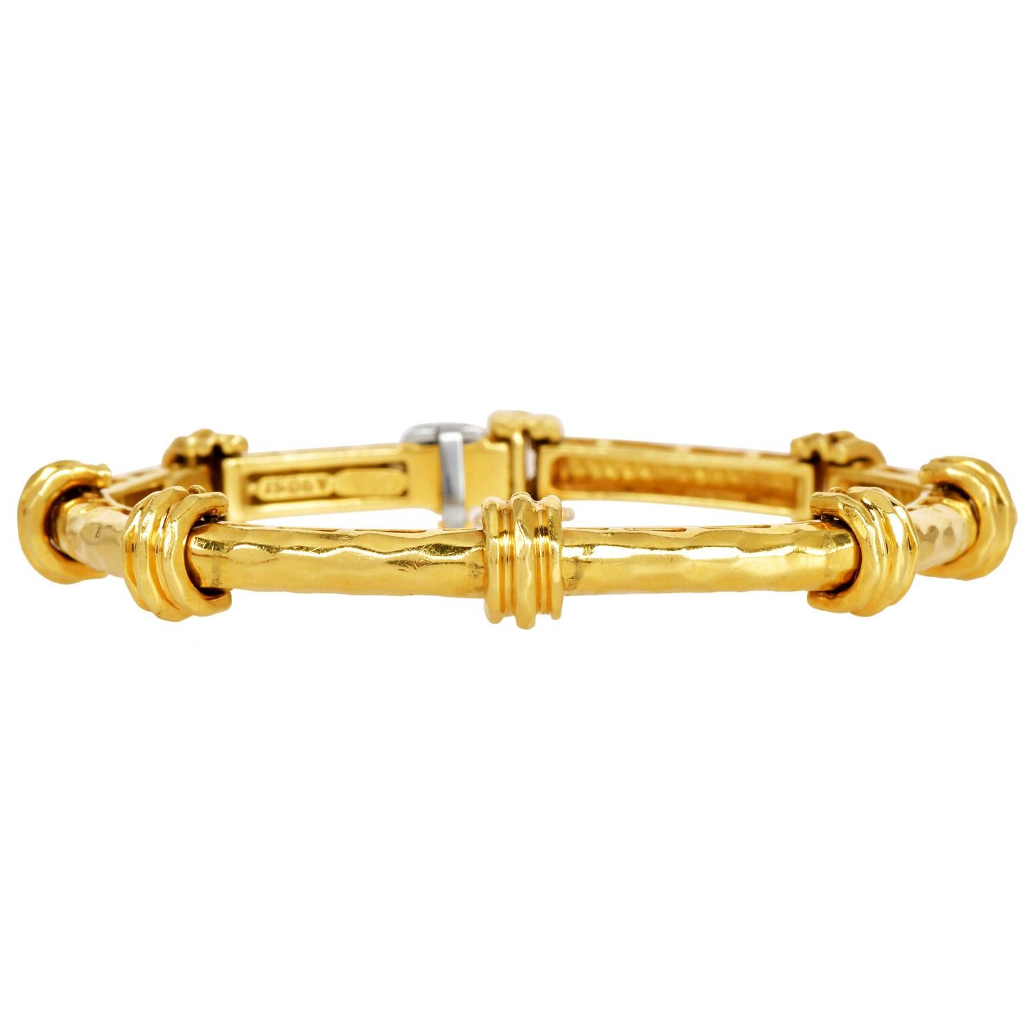 Ce bracelet en bambou martelé Henry Dunay 18K. La finition martelée à la main confère au bracelet un éclat chaleureux. Réalisé en or jaune 18 carats, le bracelet est doté d'un fermoir à glissière pour un port sûr et une sophistication sans effort.