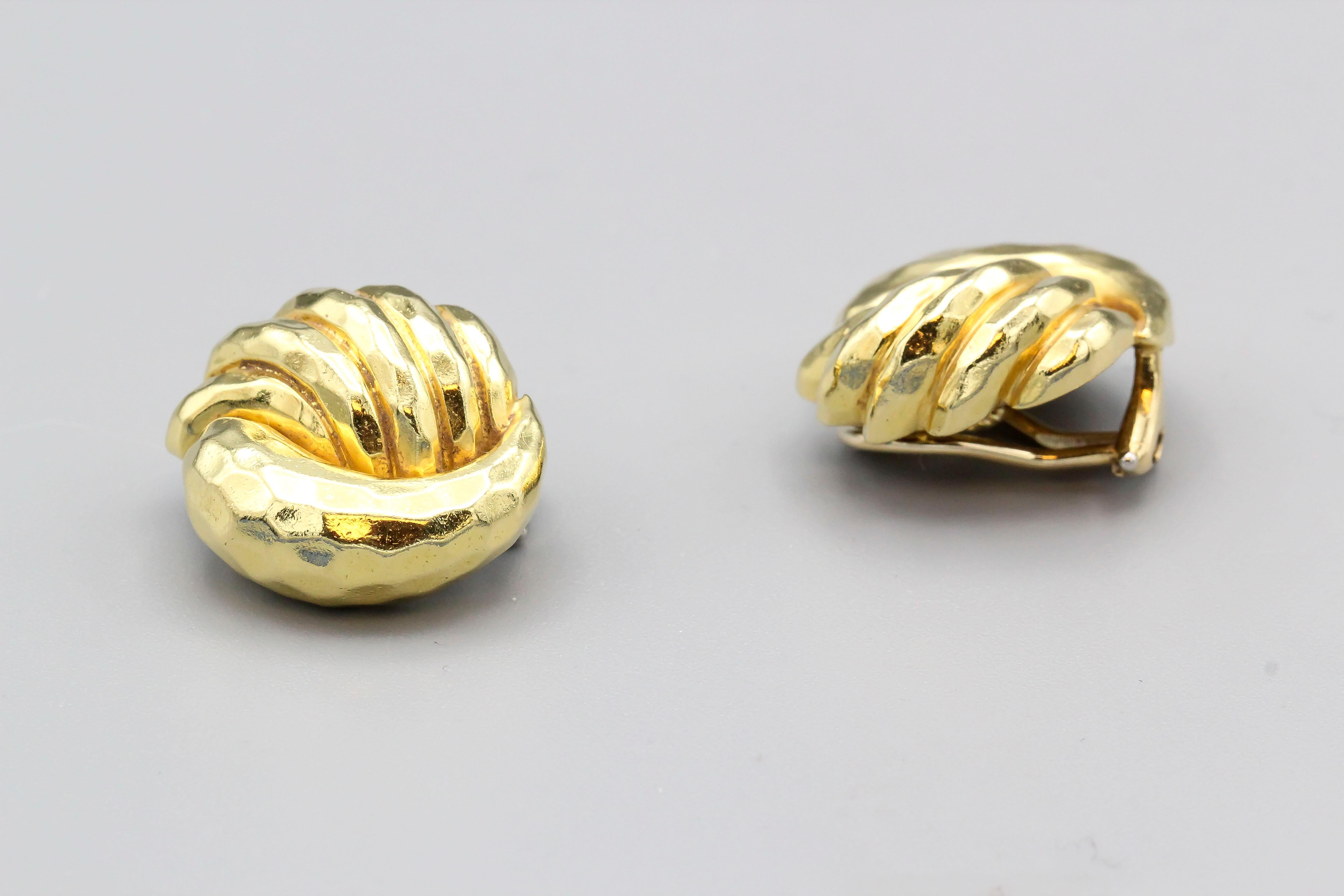 Feines Paar ovale Ohrclips aus gehämmertem 18 Karat Gold von Henry Dunay.  Sie haben ein modernes, kuppelförmiges Design und wiegen beachtliche 22 Gramm.

Punzierungen: Dunay 18k(C), Referenznummern.