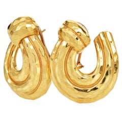 Henry Dunay, orecchini a clip in oro giallo 18 carati con scrowl martellato