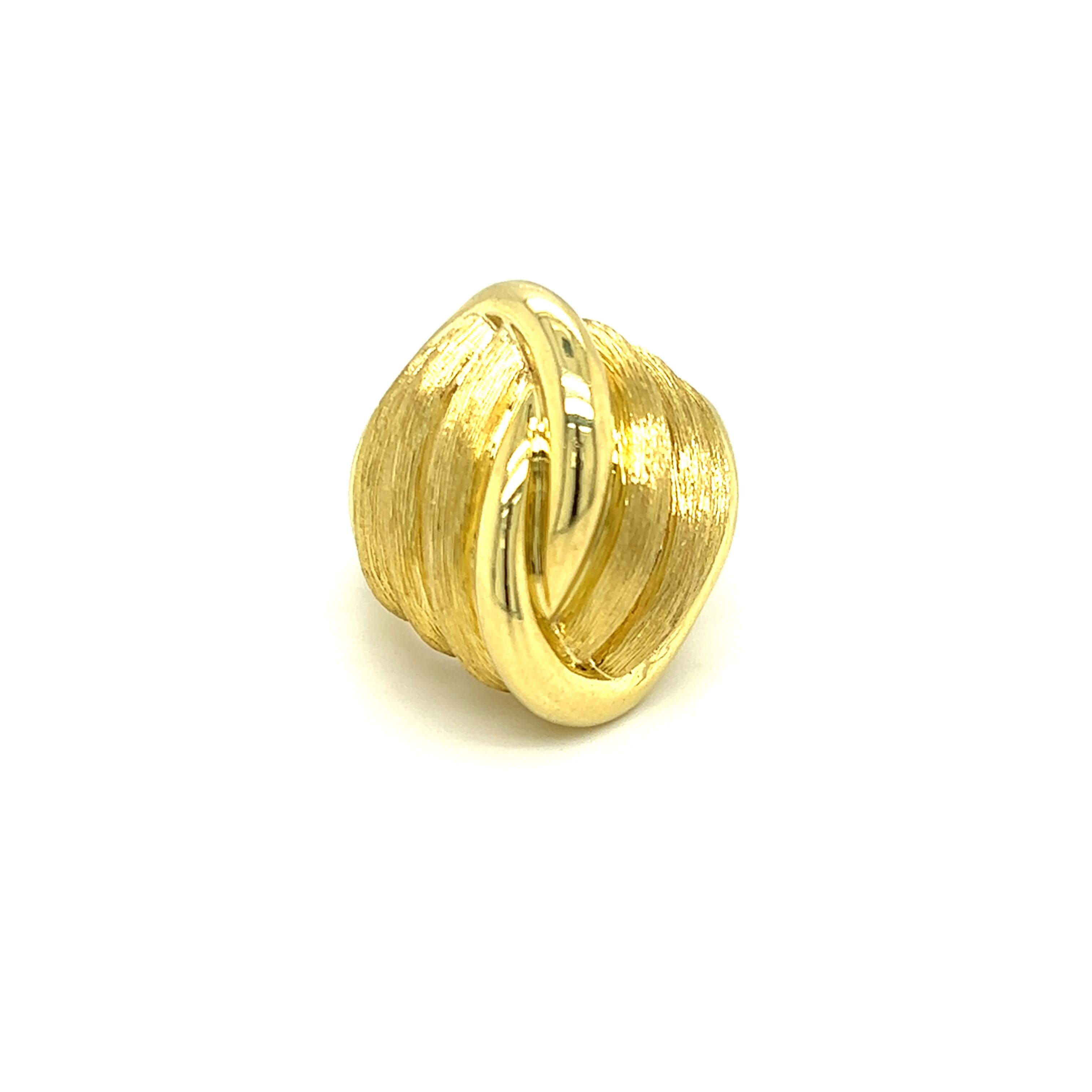 Dieser einzigartige Henry Dunay Textured Knot Cocktail Ring ist ein tragbares Kunstwerk, das aus 18 Karat Gelbgold gefertigt wurde. Ein moderner Statement-Ring mit zeitlosem Look. Das charakteristische Knotendesign des amerikanischen Goldschmieds