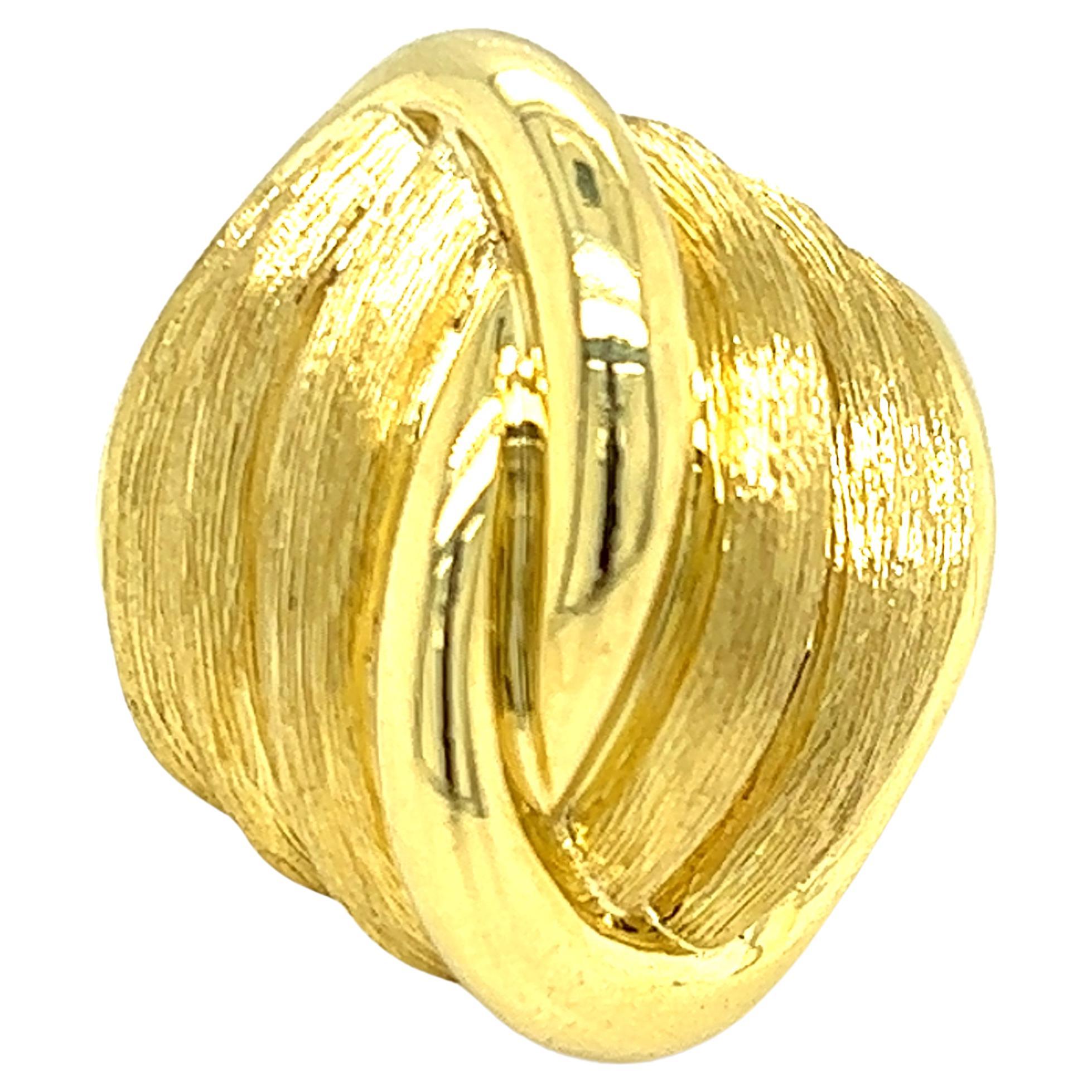 Bague texturée en or jaune 18k à large dôme et design de nœud Henry Dunay 