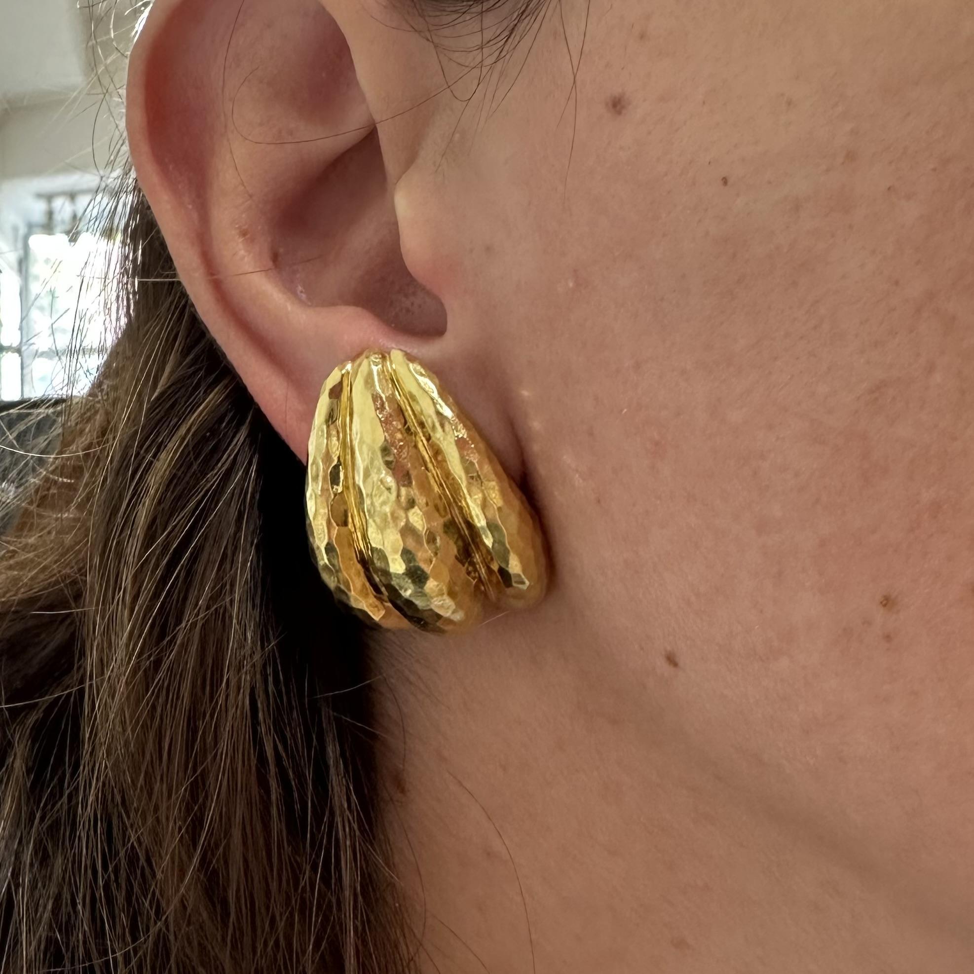 Boucles d'oreilles Omega en or jaune 18k à large manchette et finition martelée Henry Dunay en vente 6