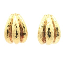 Henry Dunay, orecchini Omega grandi con finitura martellata in oro giallo 18 ct.