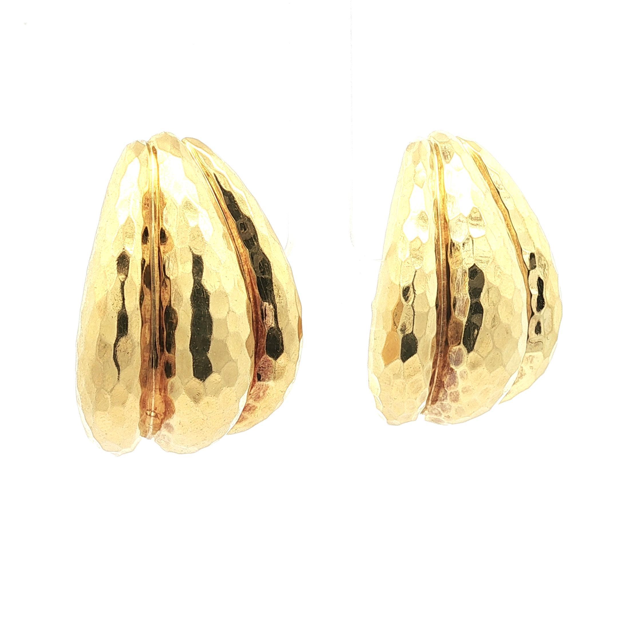 Boucles d'oreilles Omega en or jaune 18k à large manchette et finition martelée Henry Dunay Excellent état - En vente à Montclair, NJ