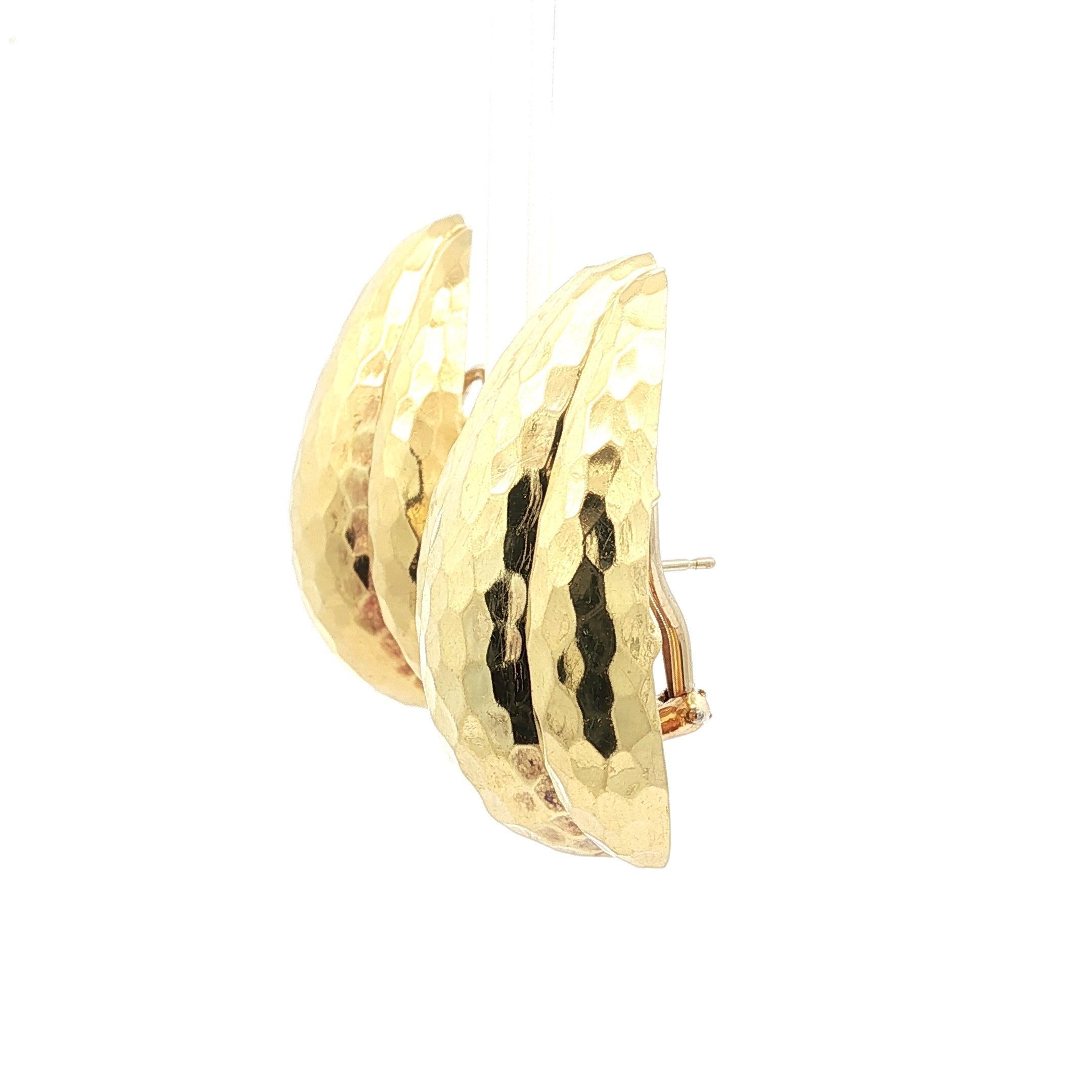 Boucles d'oreilles Omega en or jaune 18k à large manchette et finition martelée Henry Dunay en vente 2