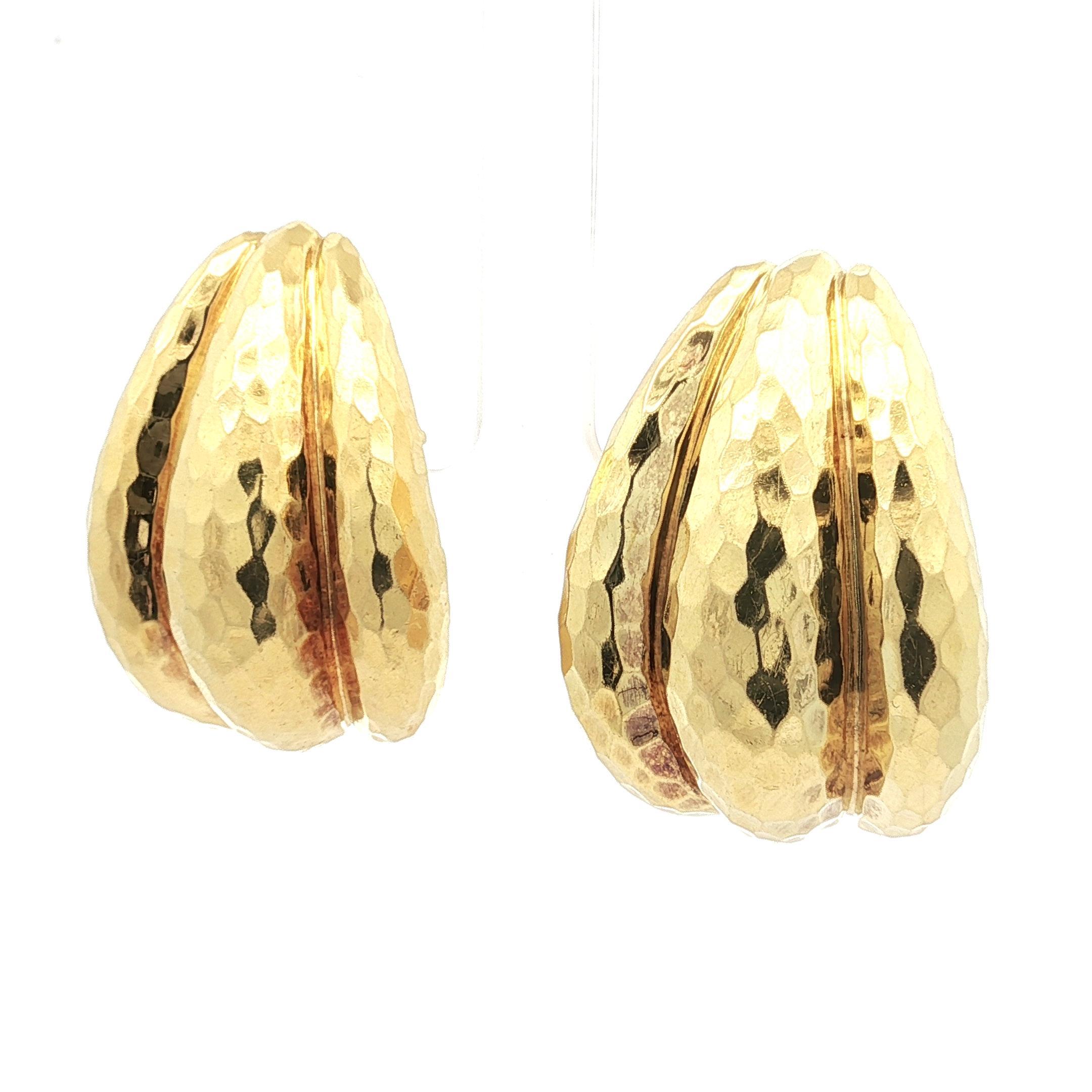 Boucles d'oreilles Omega en or jaune 18k à large manchette et finition martelée Henry Dunay en vente 4
