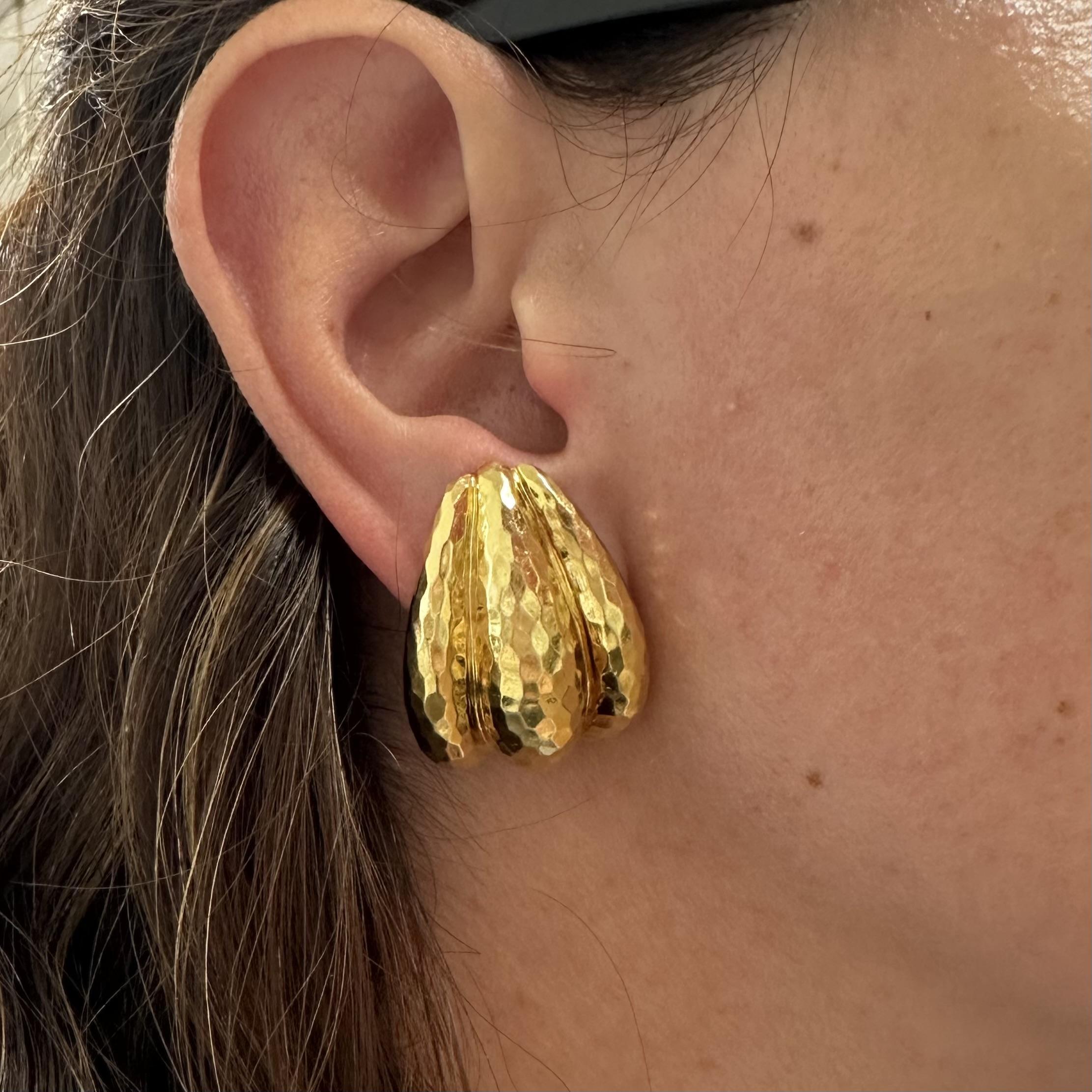 Boucles d'oreilles Omega en or jaune 18k à large manchette et finition martelée Henry Dunay en vente 5