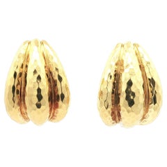 Henry Dunay, orecchini Omega grandi con finitura martellata in oro giallo 18 ct.