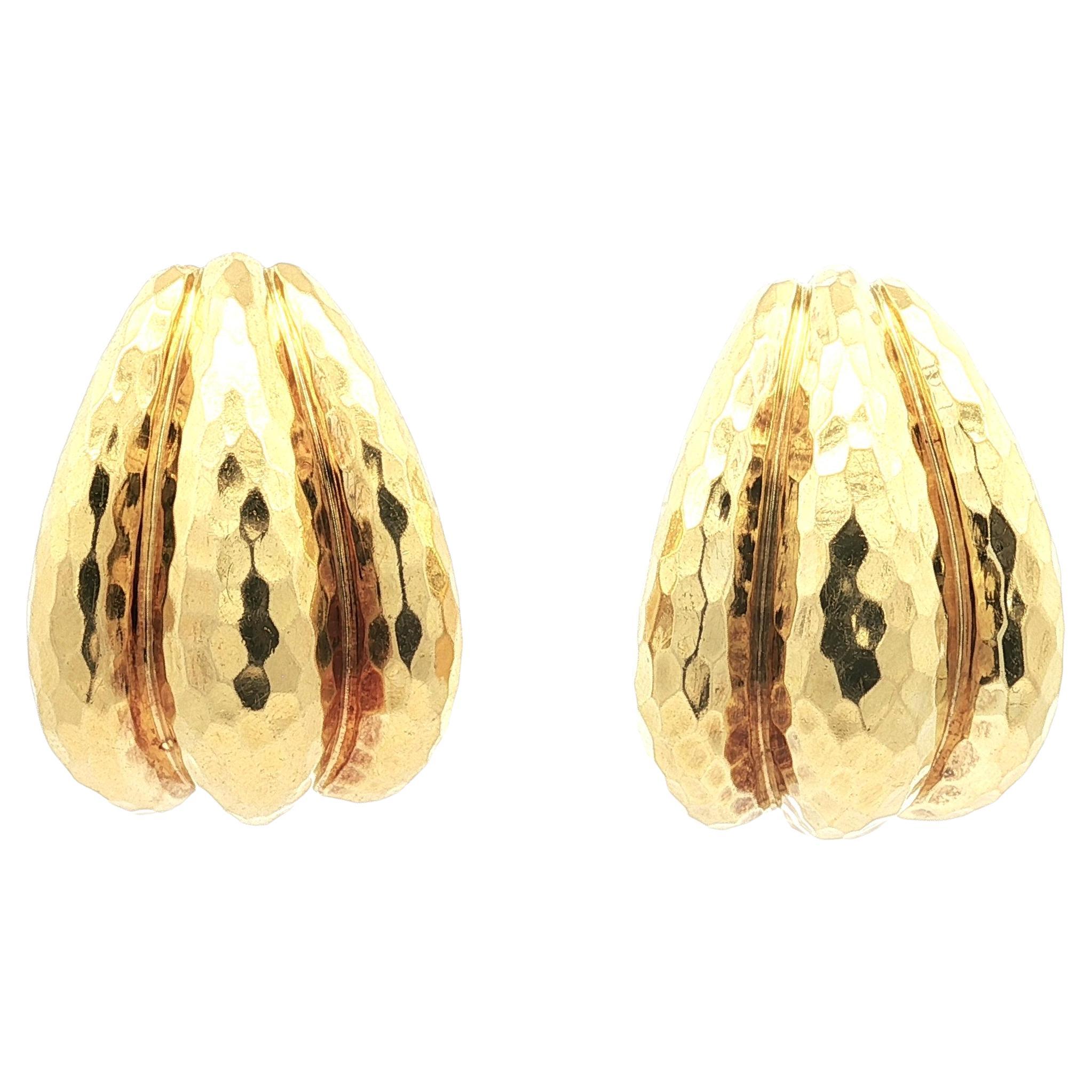 Boucles d'oreilles Omega en or jaune 18k à large manchette et finition martelée Henry Dunay