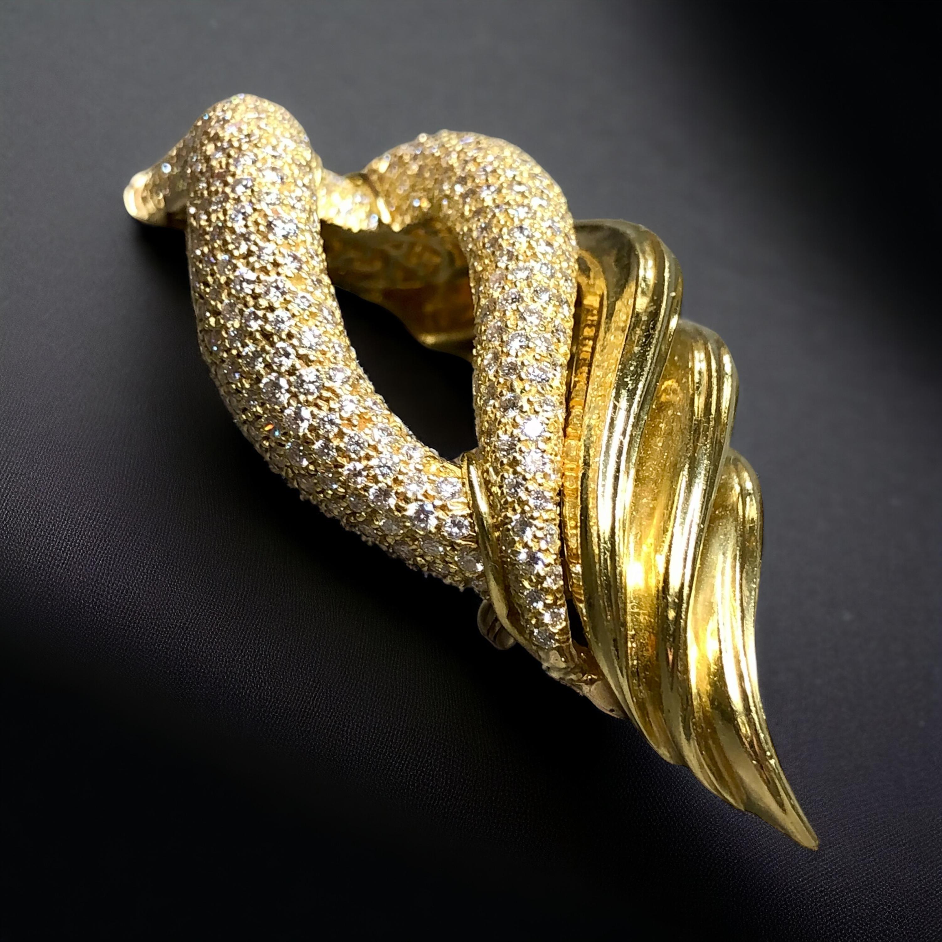 Qualsiasi cosa di Henry Dunay è davvero un'opera d'arte e questa spilla non fa eccezione. Realizzata in oro giallo 18 carati, questa spilla è stata magistralmente incastonata con circa 4 carati di diamanti rotondi di colore F-G e purezza Vs1+. Ben