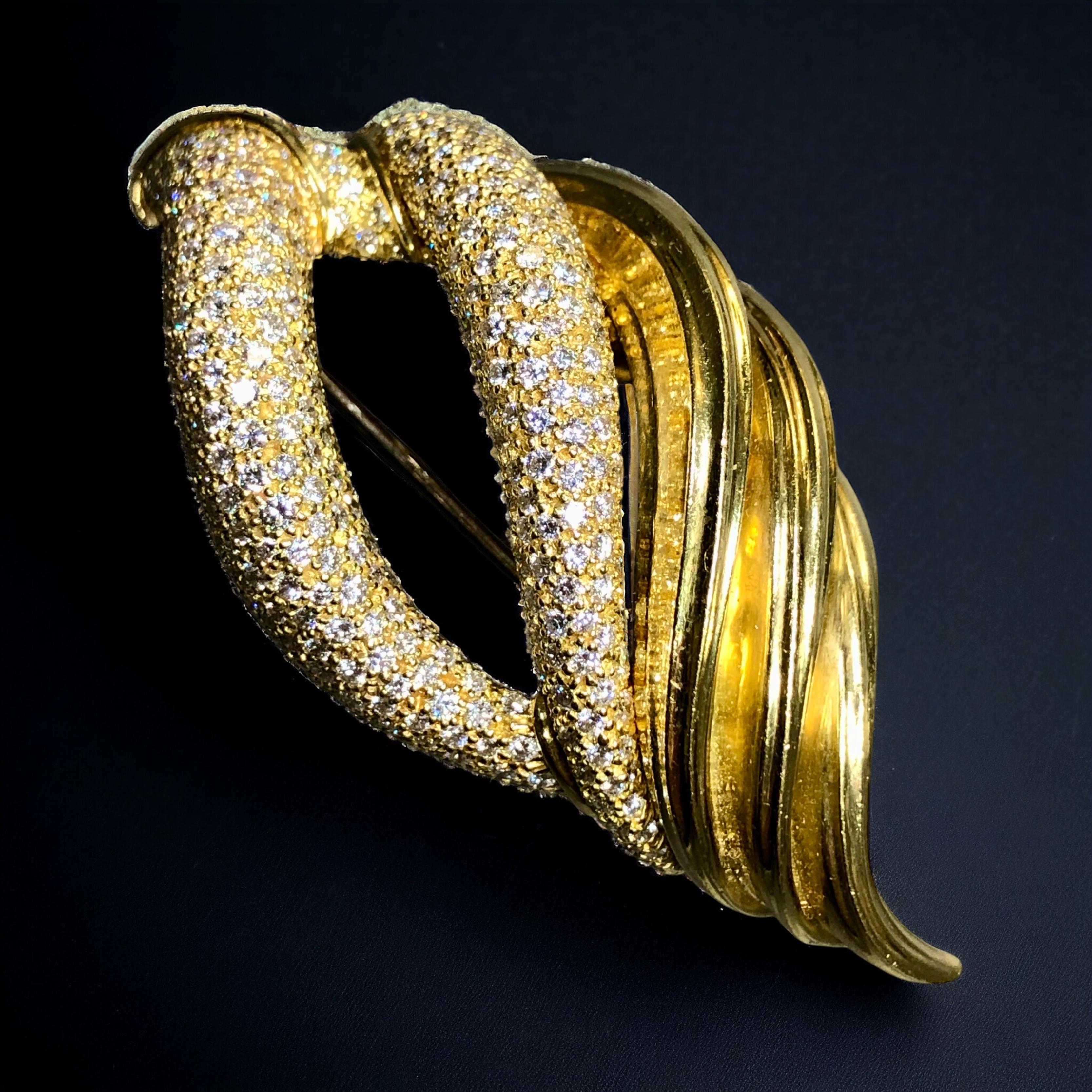 Contemporaneo HENRY Dunay, spilla in oro giallo 18 carati con pavé di diamanti aperto e testurizzato 4ctw F Vs in vendita