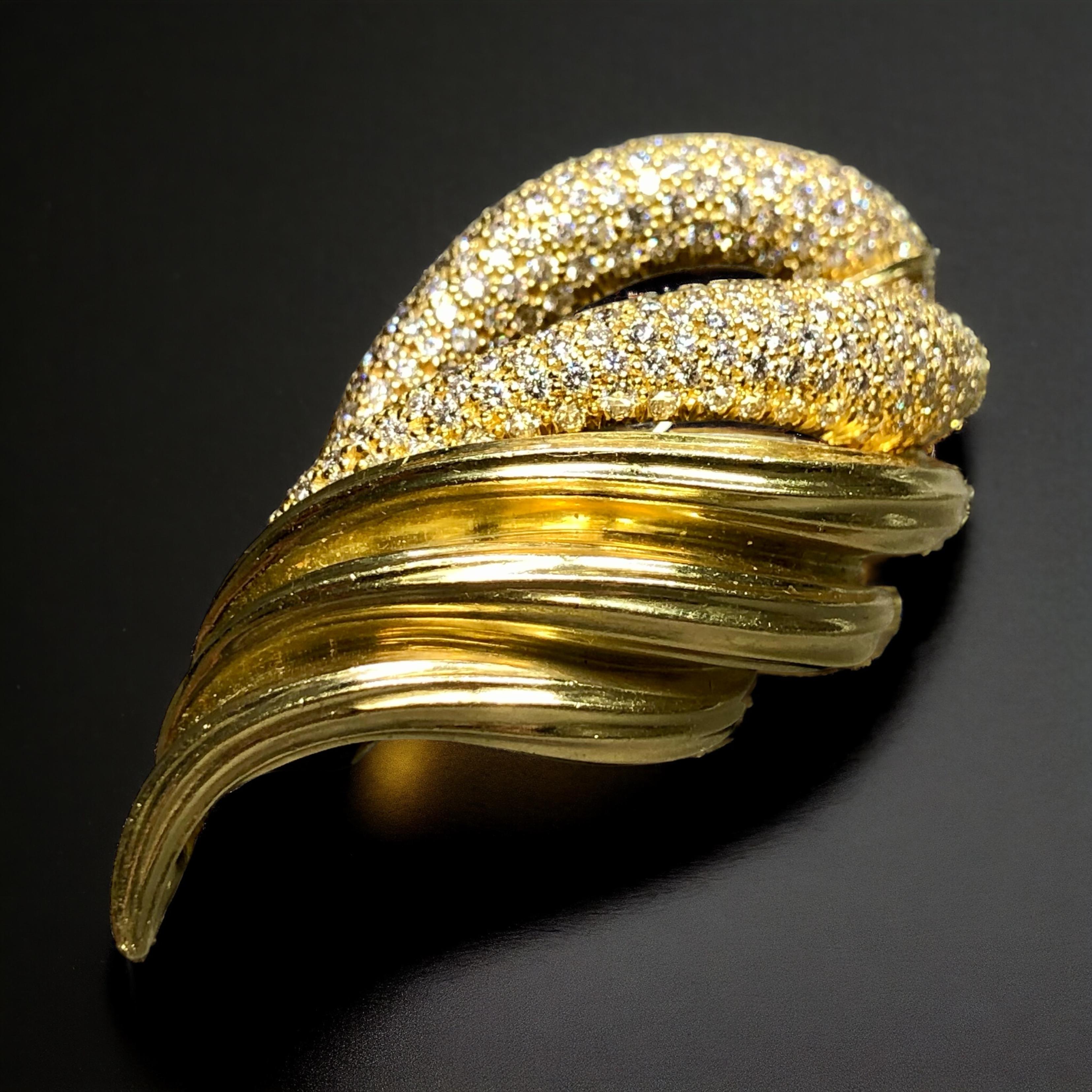 Taglio rotondo HENRY Dunay, spilla in oro giallo 18 carati con pavé di diamanti aperto e testurizzato 4ctw F Vs in vendita
