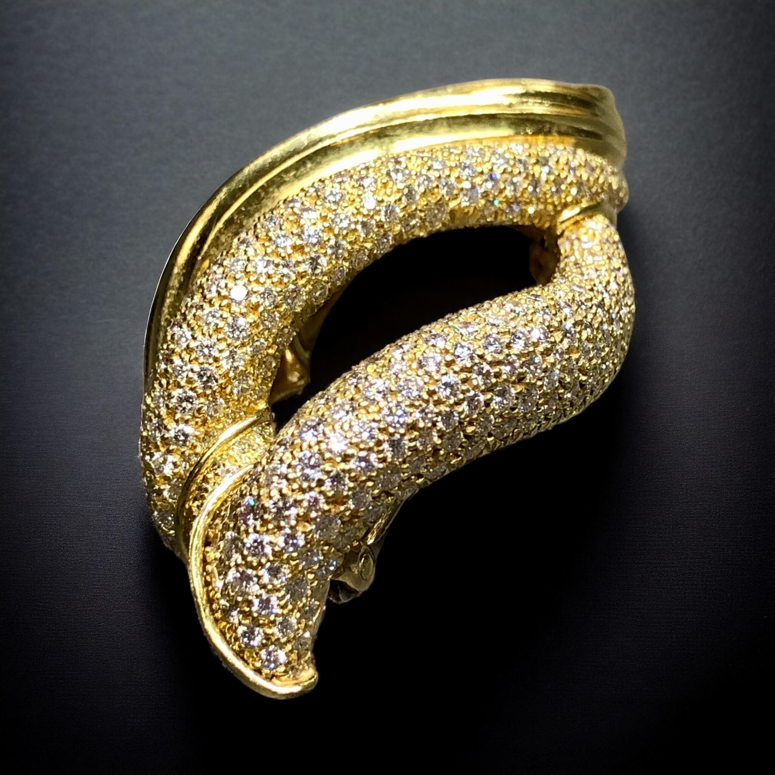 da uomo o donna HENRY Dunay, spilla in oro giallo 18 carati con pavé di diamanti aperto e testurizzato 4ctw F Vs in vendita