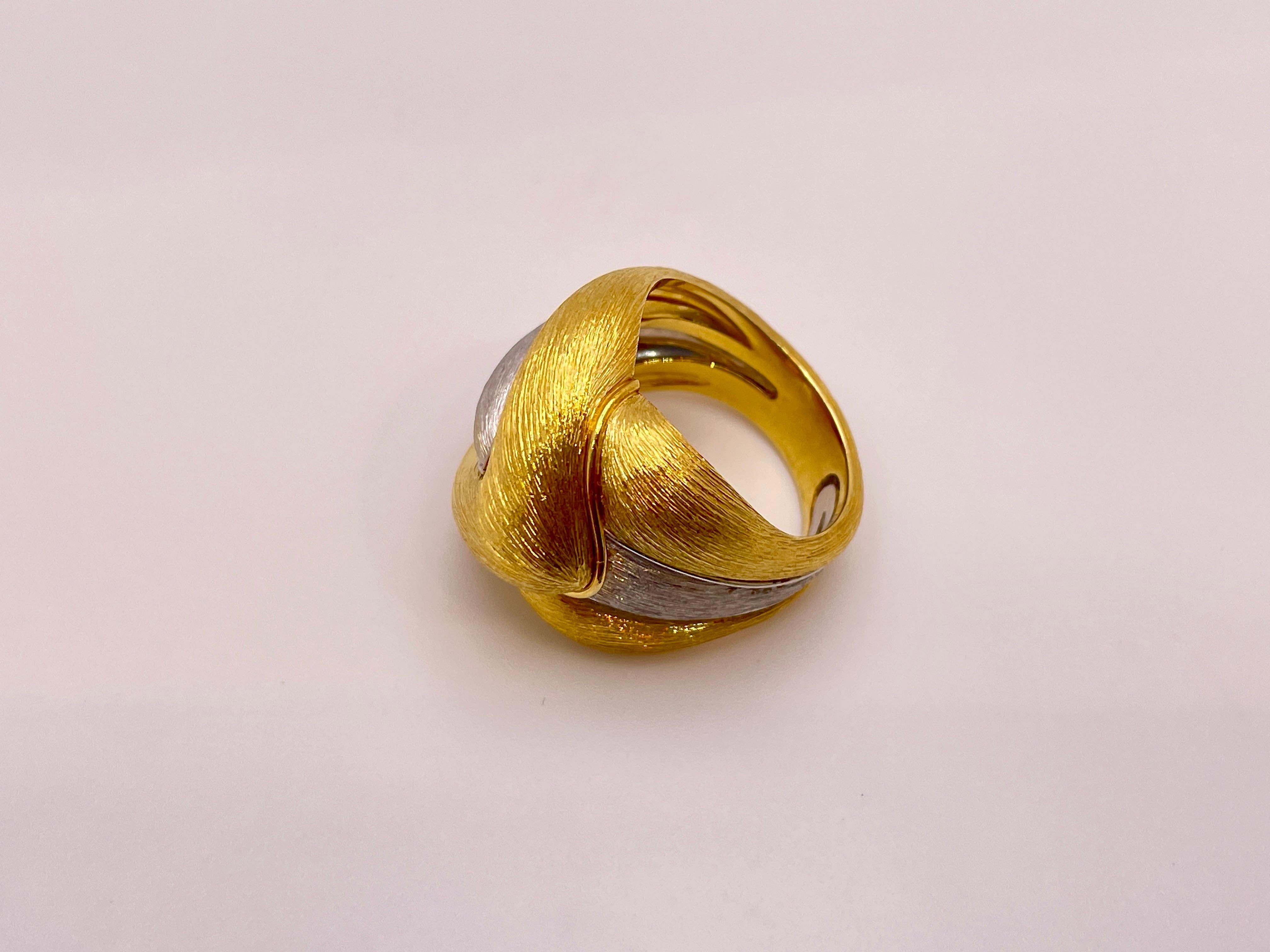 Henry Dunay 18K Yellow Gold Platinum Textured Ring In Excellent Condition For Sale In Westport, CT