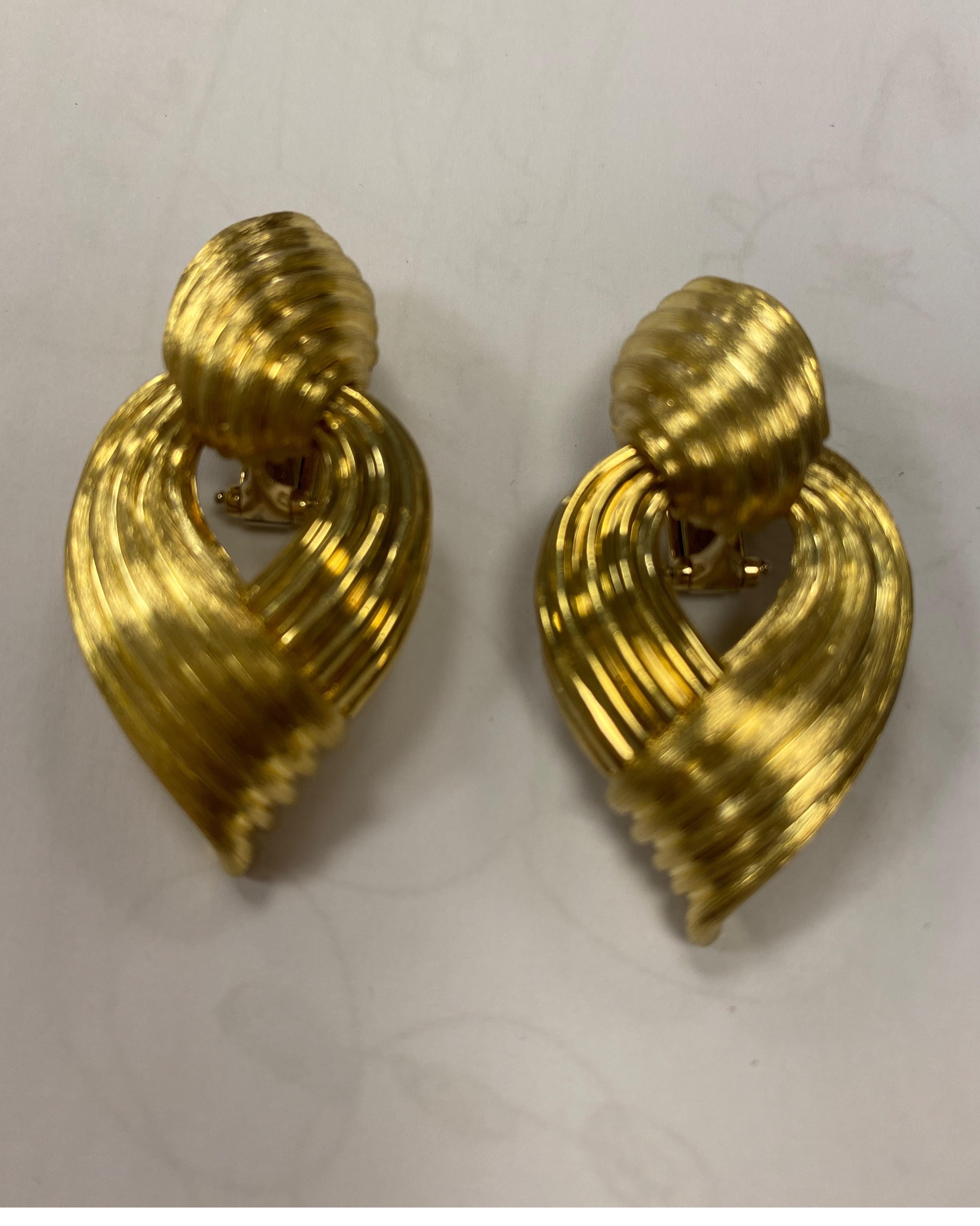 Brand new Henry Dunay 18K yellow gold Sabi finish clip on drop earrings.
Last retail $6200