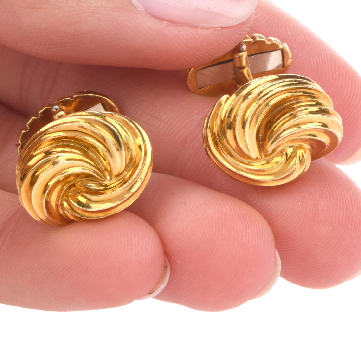 Henry Dunay 18 Karat Yellow Gold Swirl Men’s Cufflinks In Excellent Condition In Miami, FL