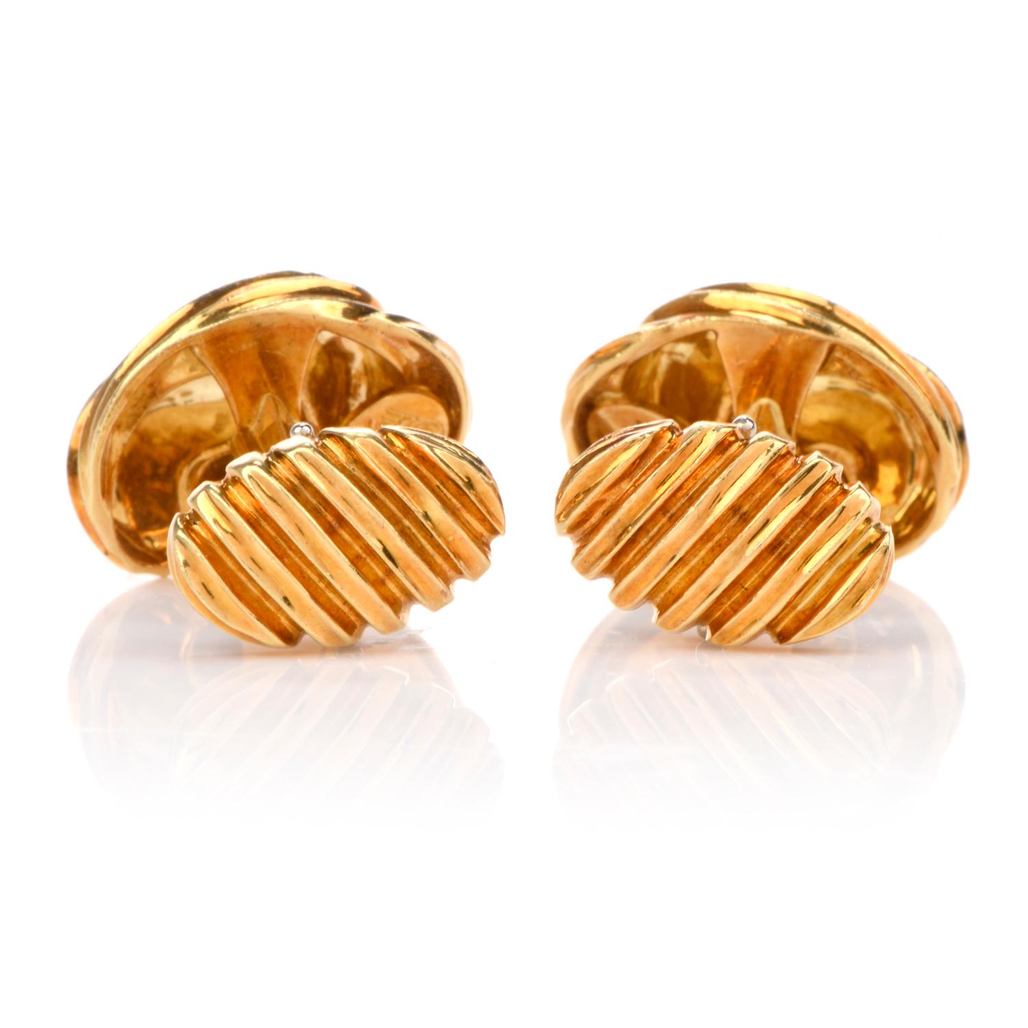 Women's or Men's Henry Dunay 18 Karat Yellow Gold Swirl Men’s Cufflinks