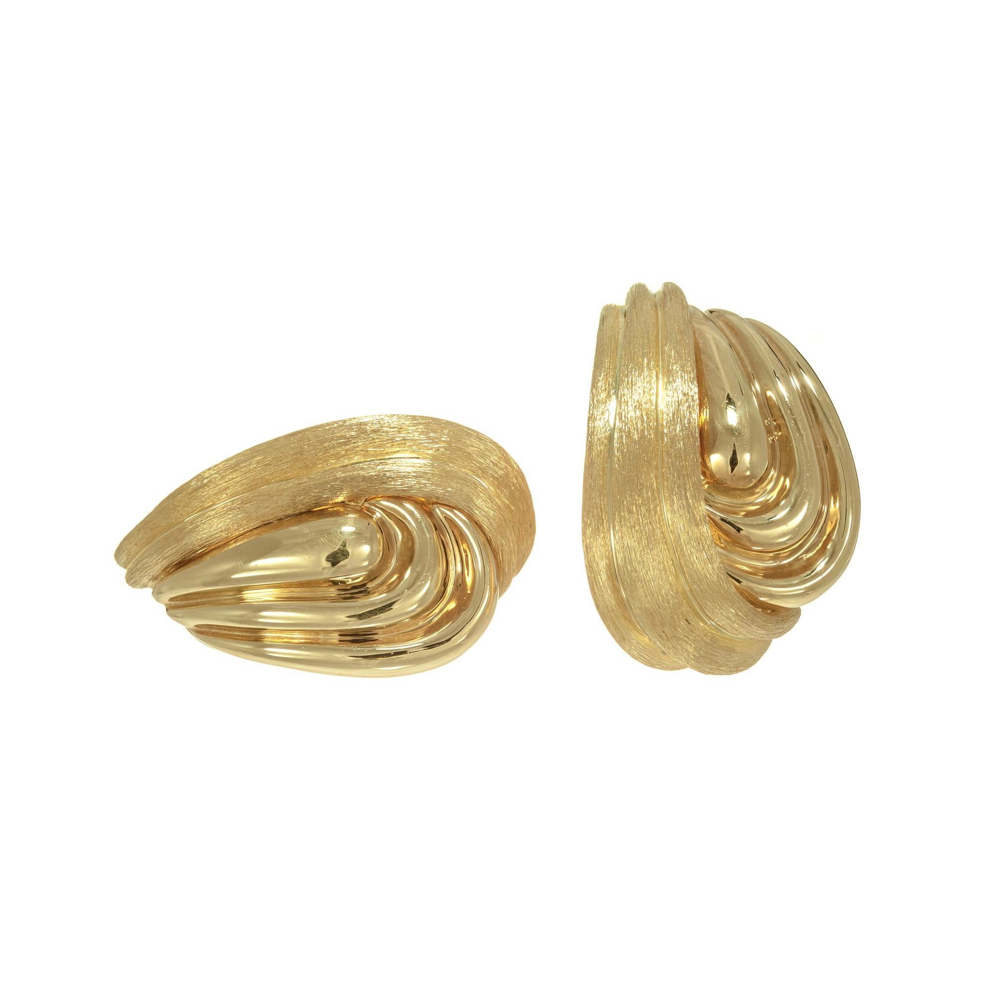 Henry Dunay clip and post 18k yellow gold textured swirl design earrings

18k yellow gold 
Stamped: 750
Hallmark: Dunay
24.2 grams
Top to bottom: 29.8mm or 1 1/8 Inch
Width: 18.96mm or ¾ Inch
Depth or thickness: 7.2mm
