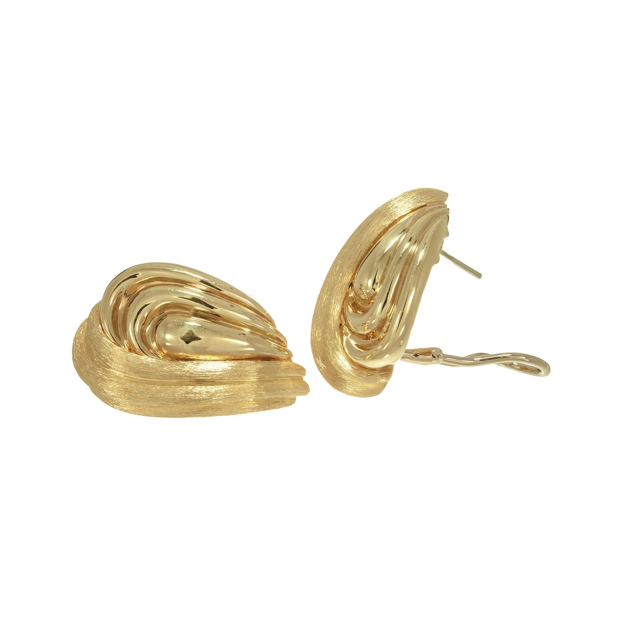 Henry Dunay 18 Karat Yellow Lever Post Gold Swirl Earrings In Excellent Condition In Stamford, CT