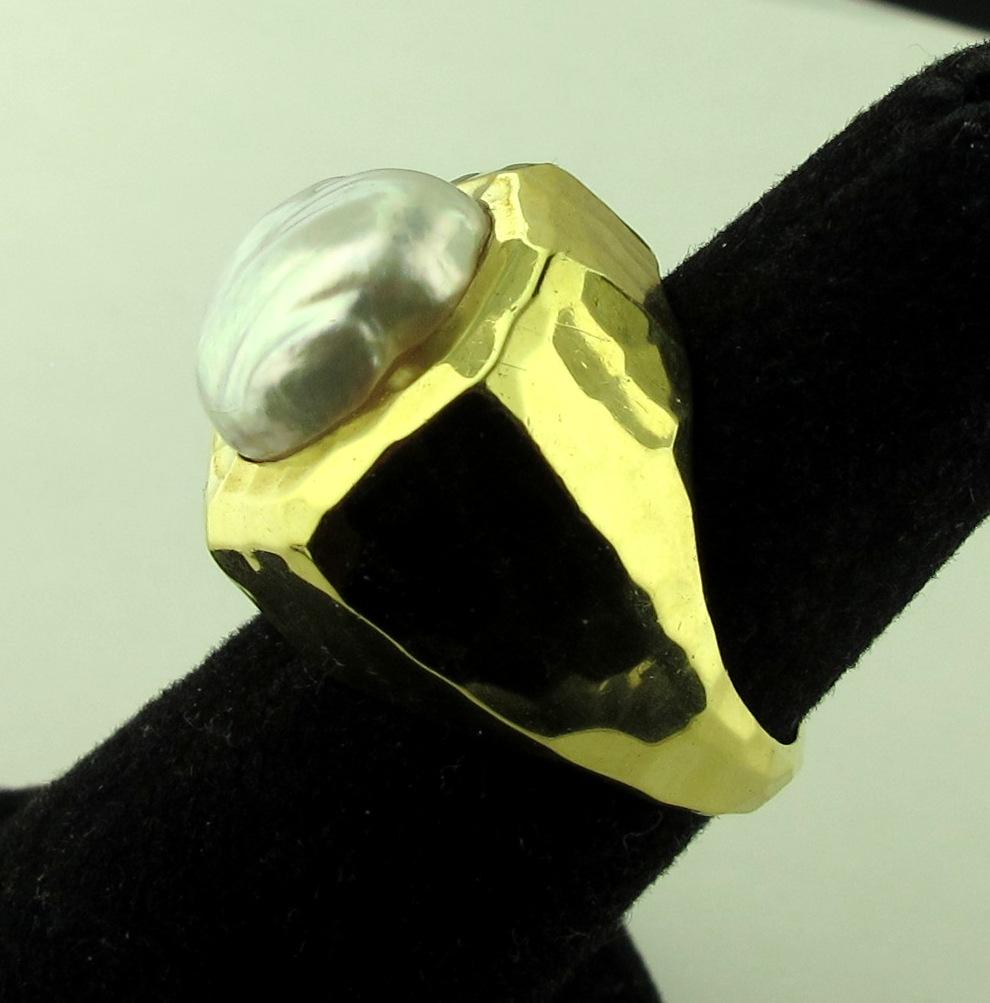 Women's or Men's Henry Dunay 18 Karat yellow gold and South Sea Pearl Ring