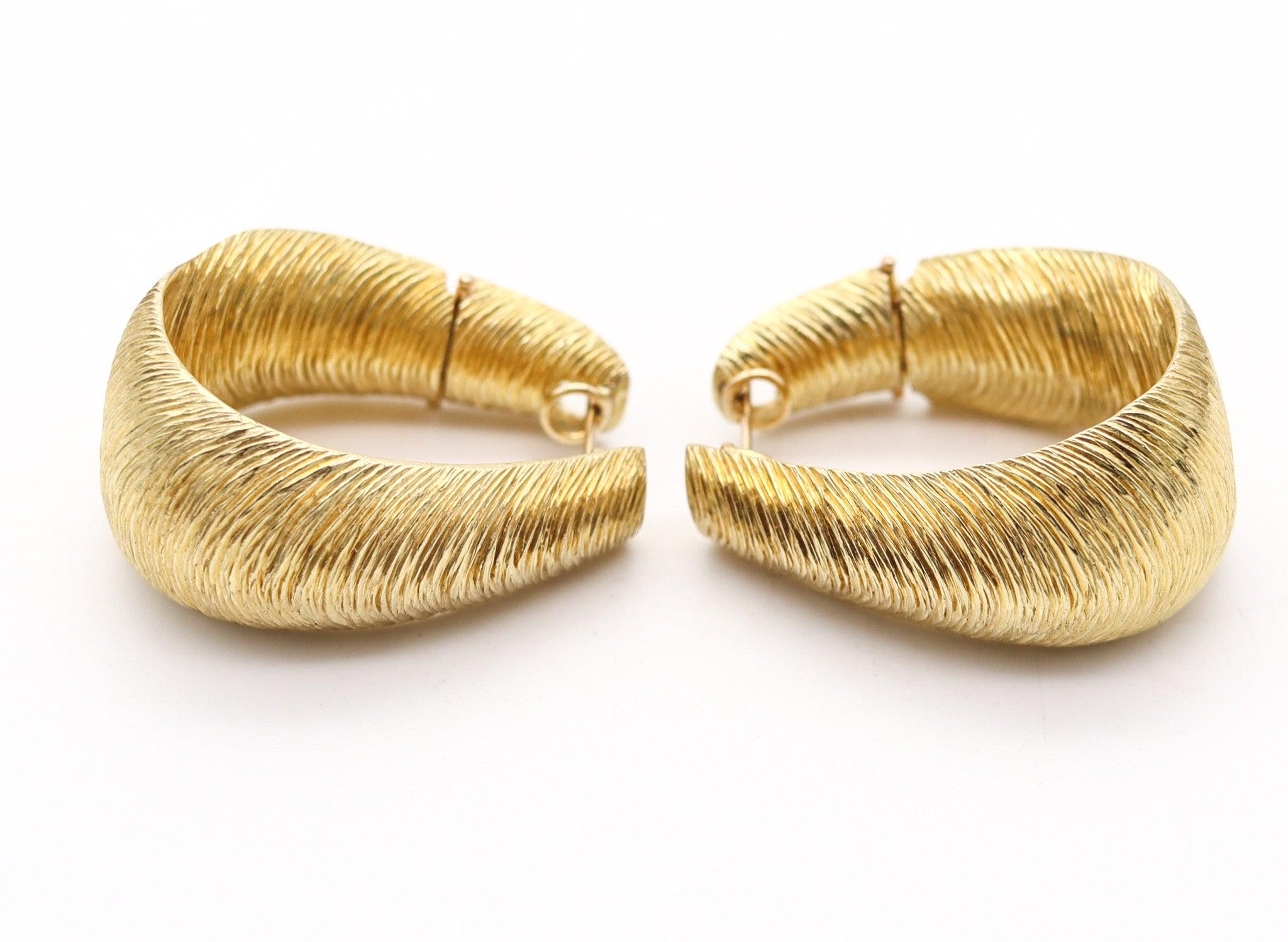Modernist HENRY DUNAY 1980 New York Faceted Hoops Earrings In Solid 18Kt Yellow Gold For Sale