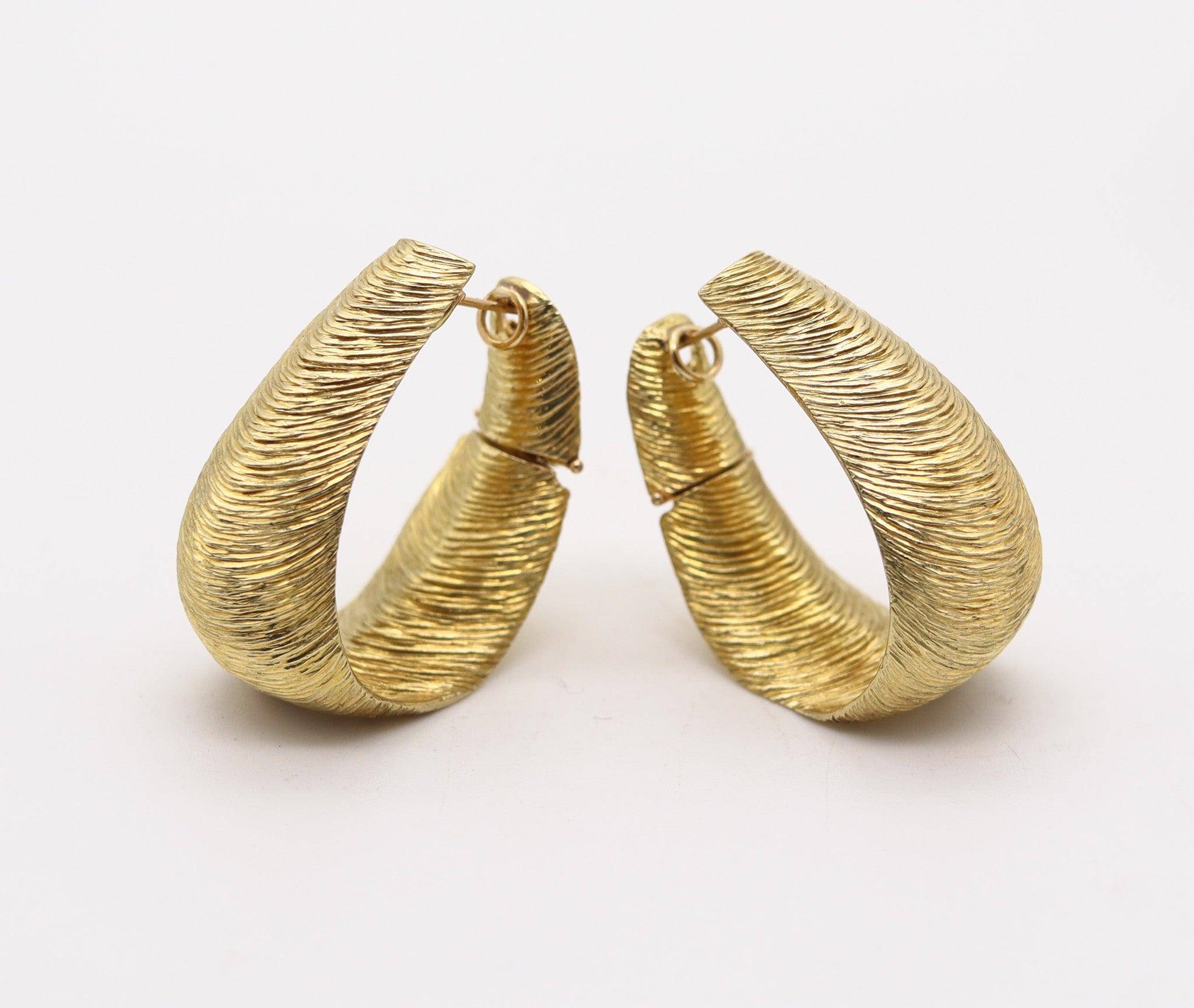 HENRY DUNAY 1980 New York Faceted Hoops Earrings In Solid 18Kt Yellow Gold In Excellent Condition For Sale In Miami, FL