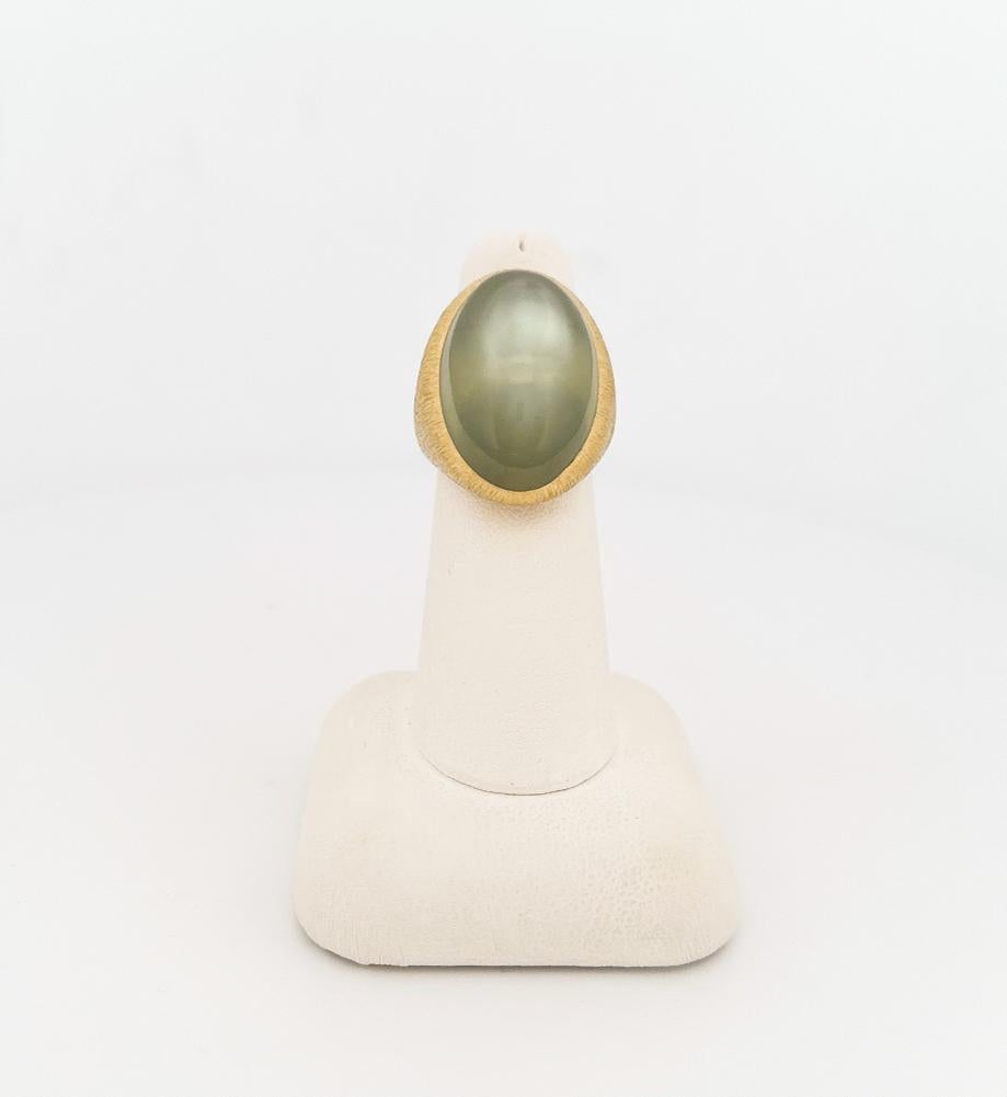 Henry Dunay 1980s 18k Yellow Gold 18.94 Cara Green Moonstone Cabochon Ring In Excellent Condition In Dallas, TX