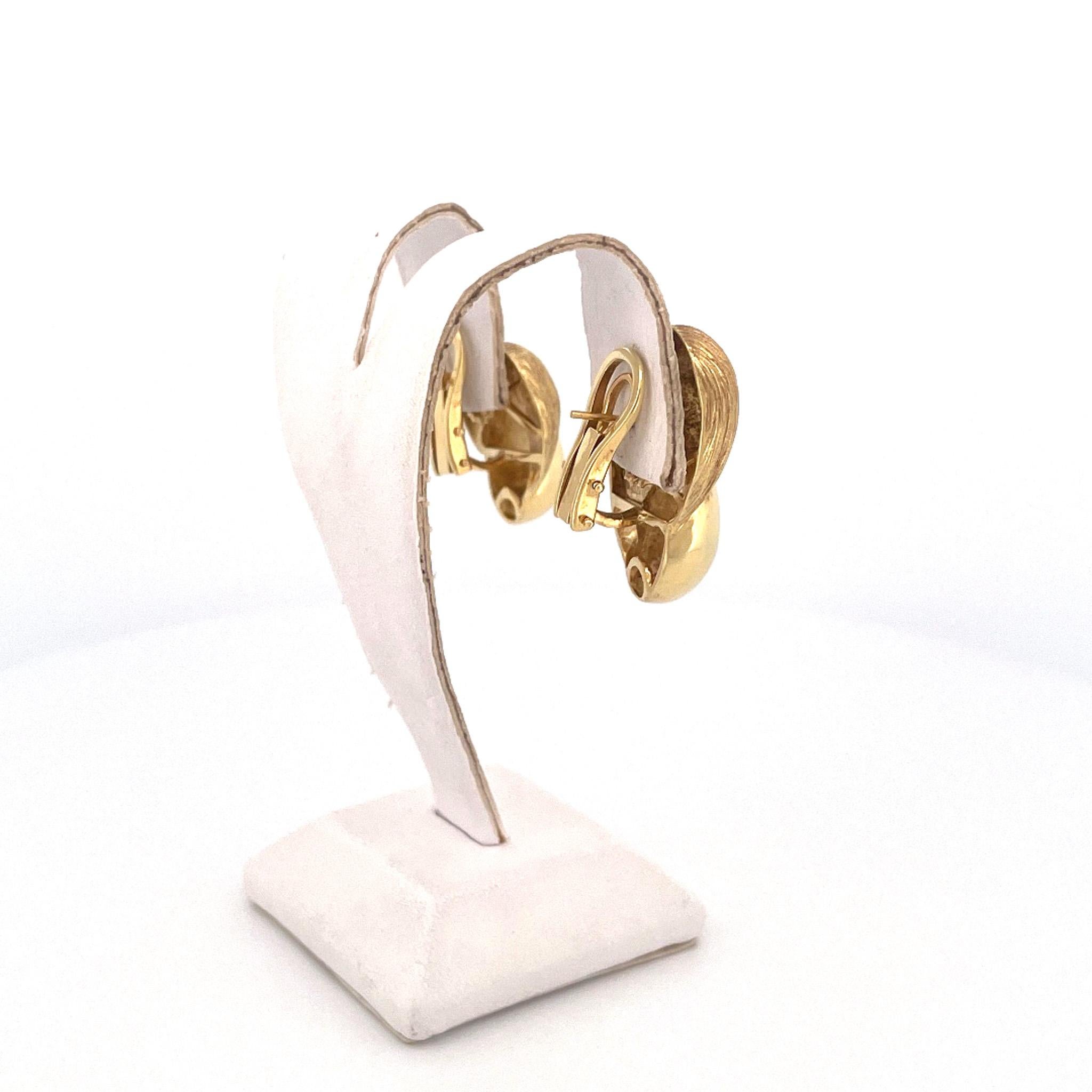 Ohrringe des Designers Henry Dunay, ca. 1980er Jahre, 18 Karat Gelbgold mit Sabe-Finish. Diese Ohrringe haben ein blasenartiges Design mit einer polierten und gesägten Oberfläche. Diese Ohrringe haben einen Omega-Verschluss und sind Teil der Eiseman