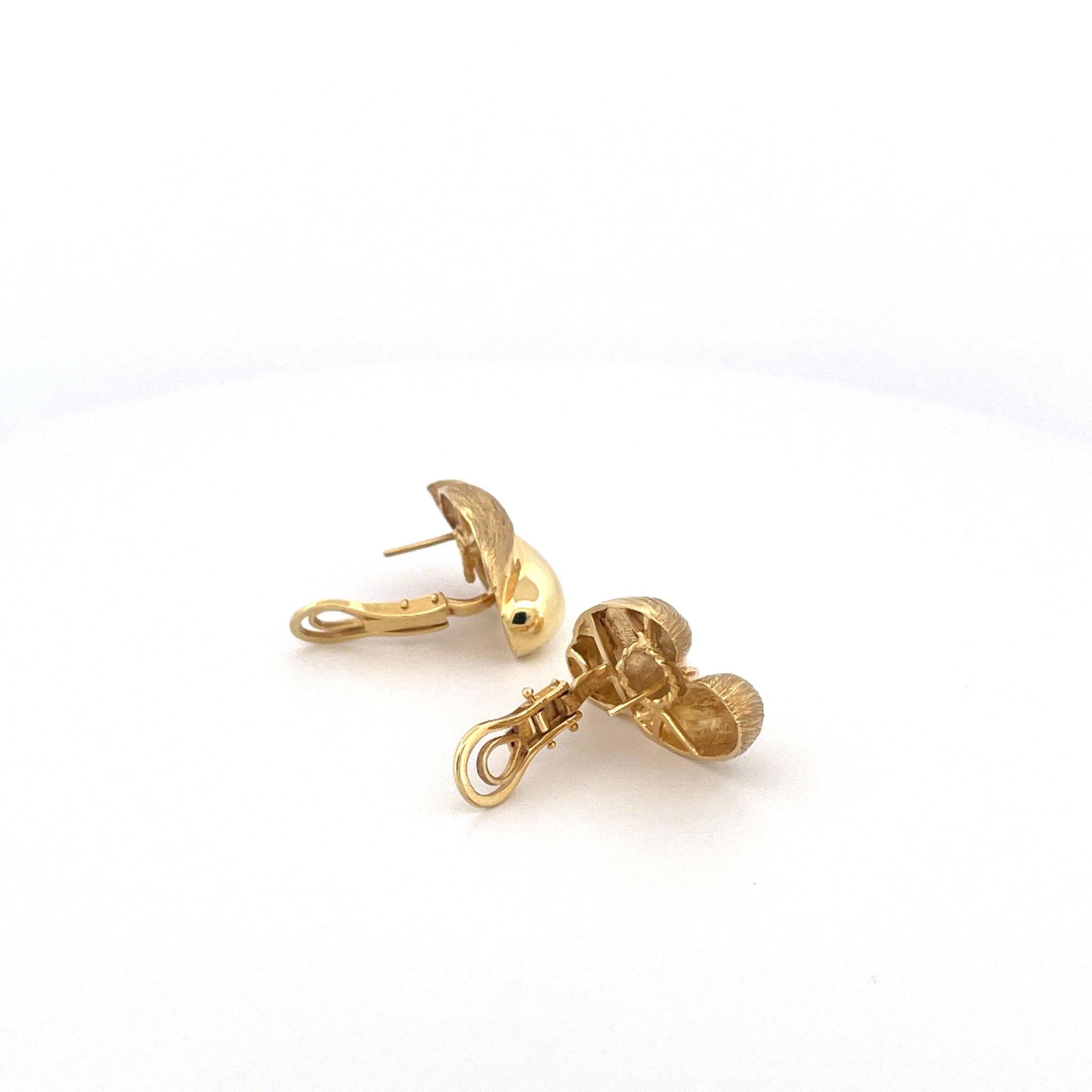 Henry Dunay 1980er Jahre Ohrringe aus 18 Karat Gelbgold mit Säbeloberfläche im Angebot 2