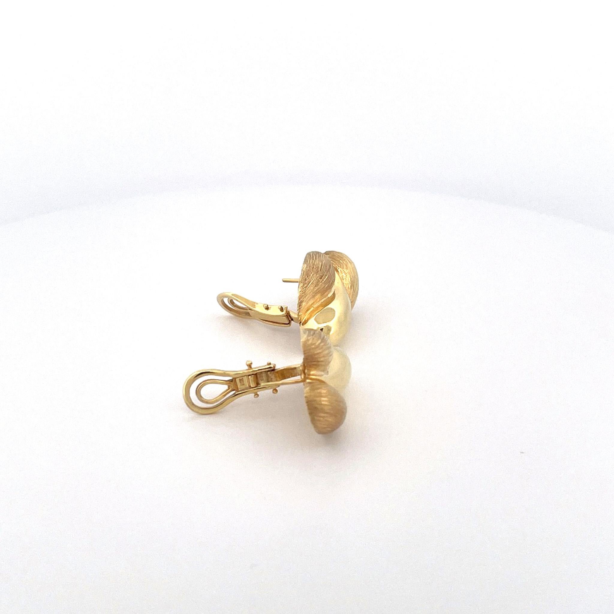 Henry Dunay 1980er Jahre Ohrringe aus 18 Karat Gelbgold mit Säbeloberfläche im Angebot 3