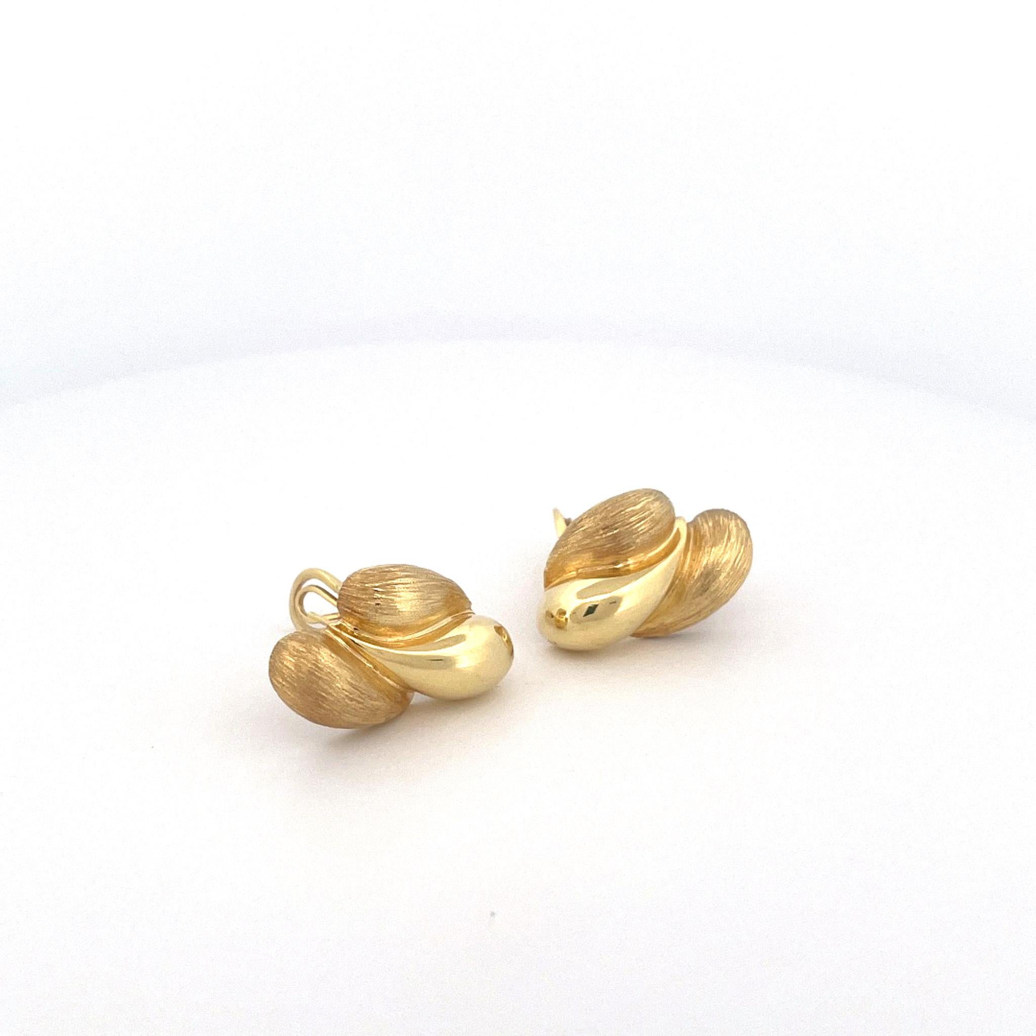 Henry Dunay 1980er Jahre Ohrringe aus 18 Karat Gelbgold mit Säbeloberfläche im Angebot 4