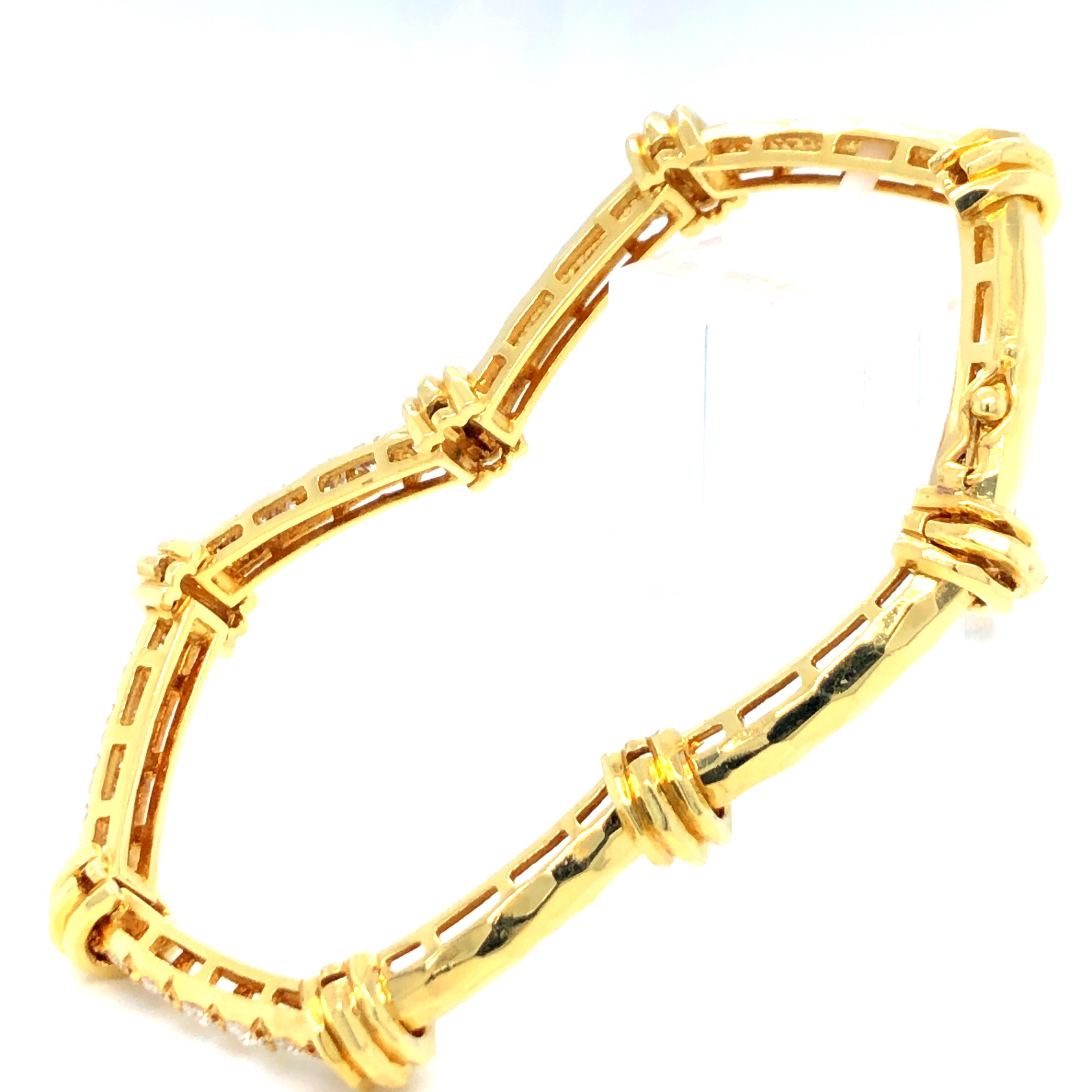 Bracelet de bambou en or jaune 18 carats avec diamants de Henry Dunay. Le bracelet comporte environ 2ctw de diamants ronds de taille brillante. 
Longueur de 7 pouces
28,77 grammes