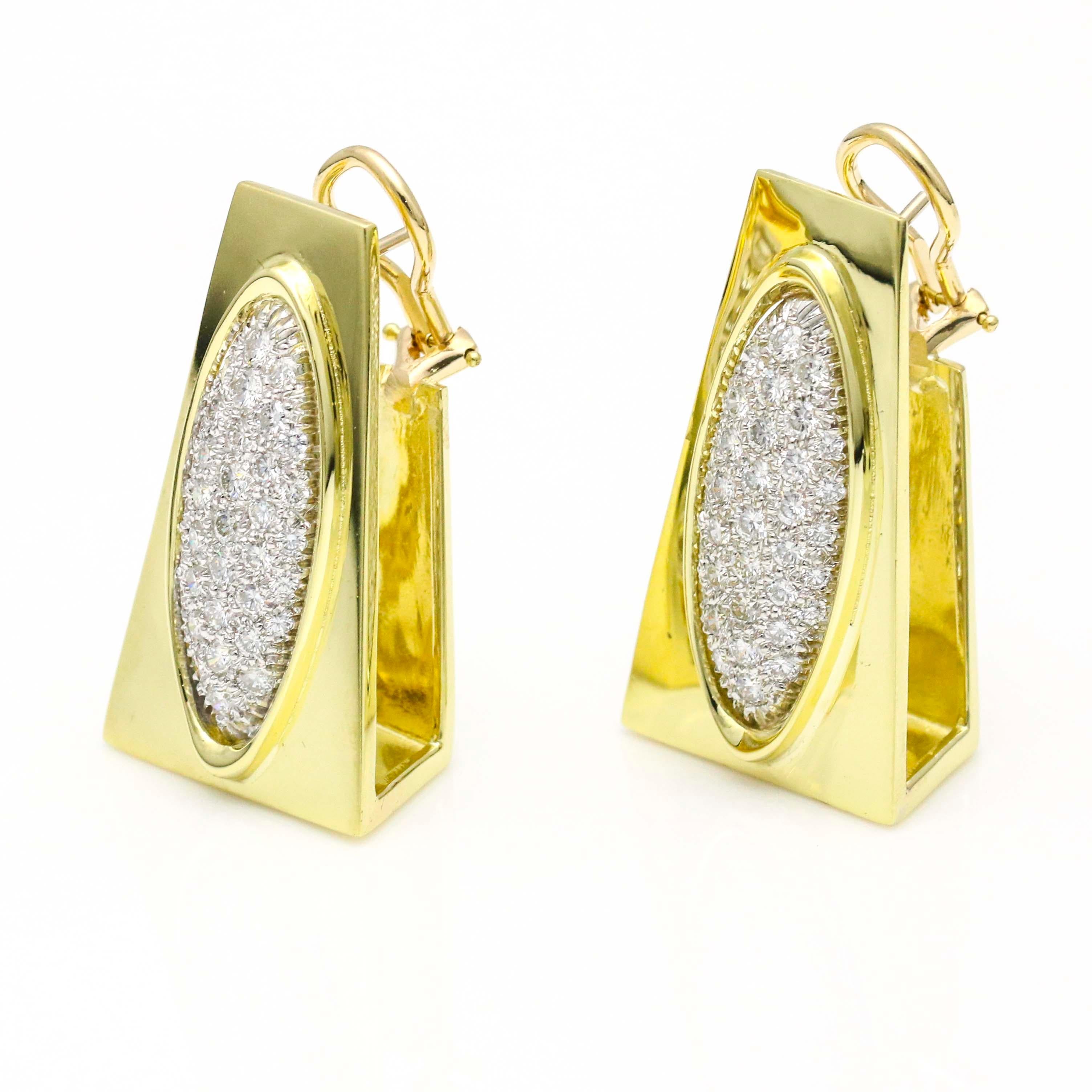 Vintage Henry Dunay earrings in 18k yellow gold with 3 carats of fiery diamonds. Circa 1980s. Omega backs. Diamonds VVS-VS, G+.